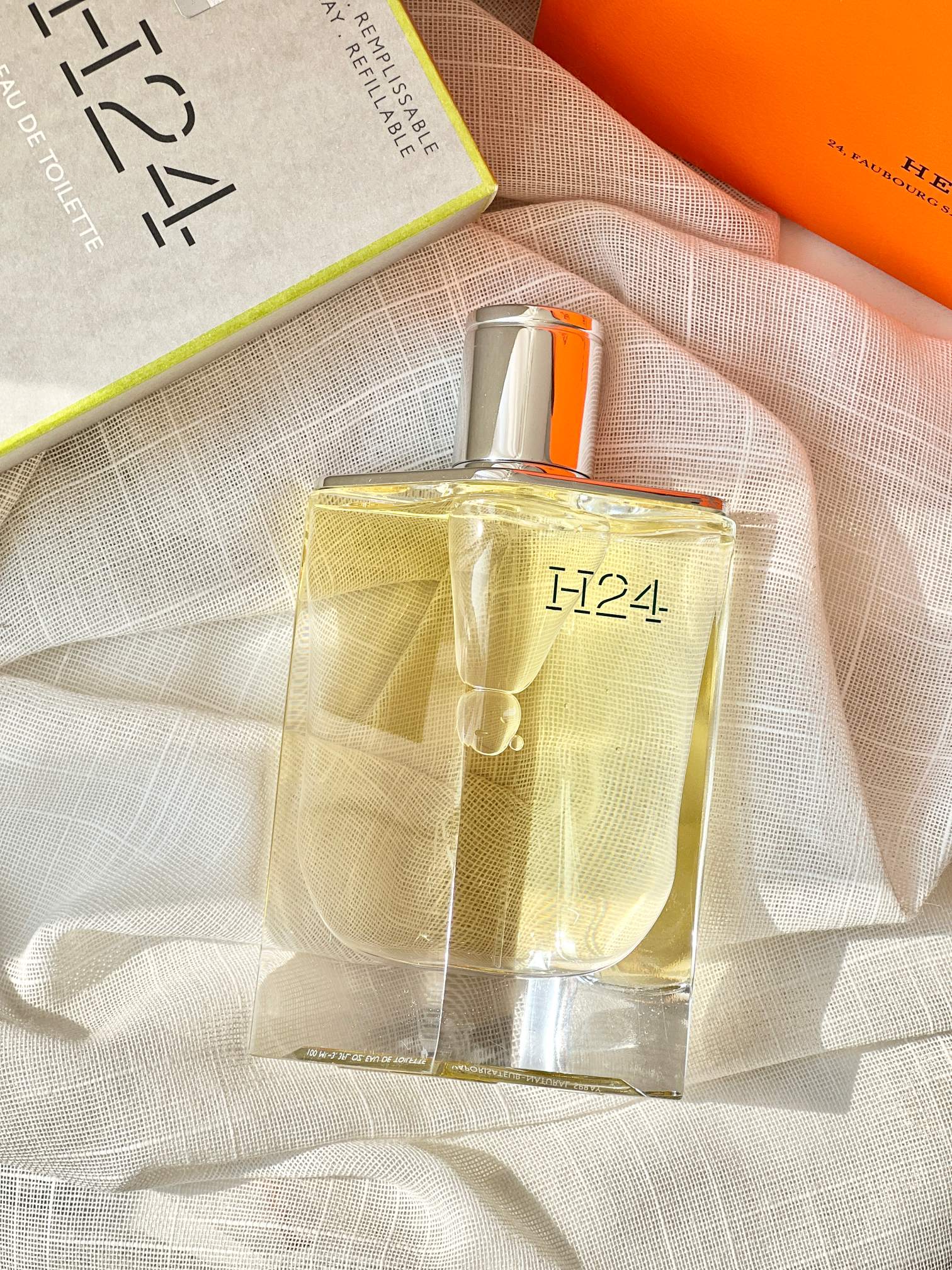 P115 !（专柜原单）配手提袋！【爱玛仕H24香水100ml】每瓶都带免税直邮防伪贴，cdf三亚免税城购物袋，扫码查询输入串码即可显示正规产品， 高端商品不支持试香，塑封拆毁概不退换 敬请谅解！！🔜专柜原单➤爱马仕H24（律动24号）刚推出的时候遭到了很多博主的猛推毕竟是时隔十几年爱马仕推出的继大地后的一款新的男香。首先从包装上极简又富有记忆性的命名H24，H=Hermes24代表爱马仕总部的地址透亮的棱角分明的瓶身隐约透着一股都市男人的气息，前调:水仙花；中调：鼠尾草；后调：黑檀木💢