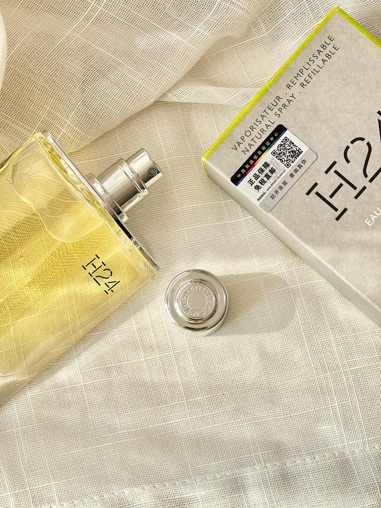 P115 !（专柜原单）配手提袋！【爱玛仕H24香水100ml】每瓶都带免税直邮防伪贴，cdf三亚免税城购物袋，扫码查询输入串码即可显示正规产品， 高端商品不支持试香，塑封拆毁概不退换 敬请谅解！！🔜专柜原单➤爱马仕H24（律动24号）刚推出的时候遭到了很多博主的猛推毕竟是时隔十几年爱马仕推出的继大地后的一款新的男香。首先从包装上极简又富有记忆性的命名H24，H=Hermes24代表爱马仕总部的地址透亮的棱角分明的瓶身隐约透着一股都市男人的气息，前调:水仙花；中调：鼠尾草；后调：黑檀木💢