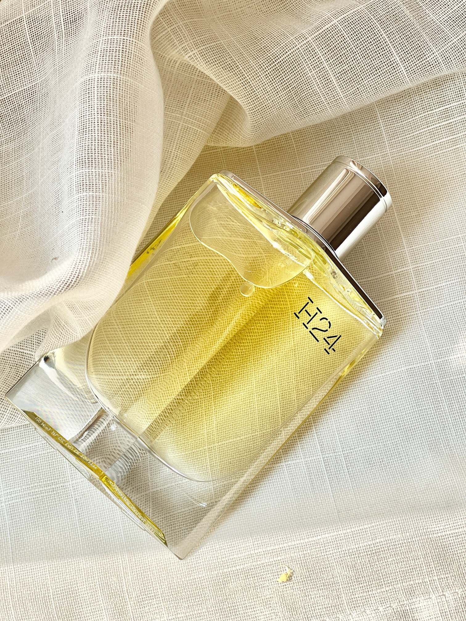 P115 !（专柜原单）配手提袋！【爱玛仕H24香水100ml】每瓶都带免税直邮防伪贴，cdf三亚免税城购物袋，扫码查询输入串码即可显示正规产品， 高端商品不支持试香，塑封拆毁概不退换 敬请谅解！！🔜专柜原单➤爱马仕H24（律动24号）刚推出的时候遭到了很多博主的猛推毕竟是时隔十几年爱马仕推出的继大地后的一款新的男香。首先从包装上极简又富有记忆性的命名H24，H=Hermes24代表爱马仕总部的地址透亮的棱角分明的瓶身隐约透着一股都市男人的气息，前调:水仙花；中调：鼠尾草；后调：黑檀木💢