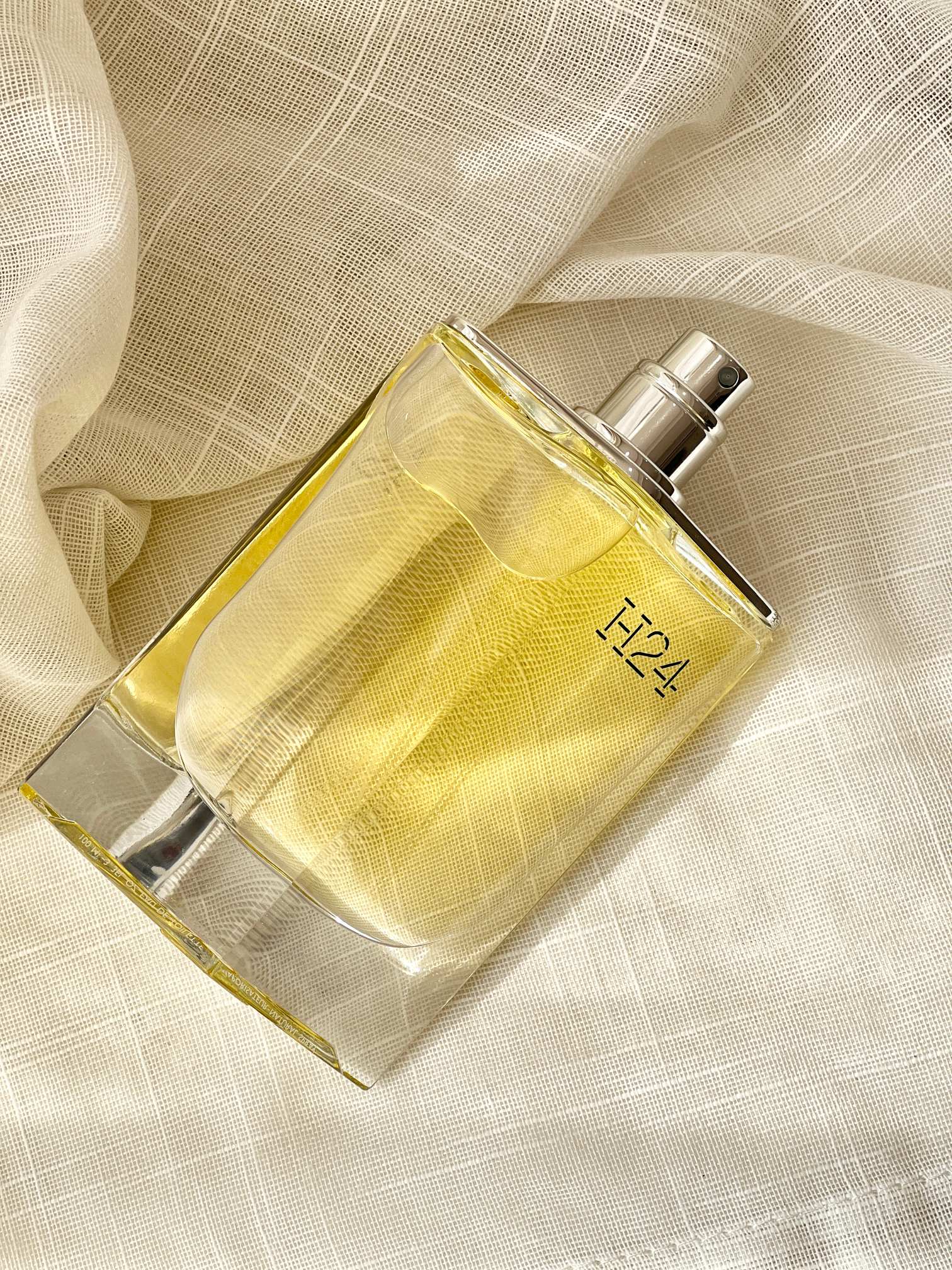 P115 !（专柜原单）配手提袋！【爱玛仕H24香水100ml】每瓶都带免税直邮防伪贴，cdf三亚免税城购物袋，扫码查询输入串码即可显示正规产品， 高端商品不支持试香，塑封拆毁概不退换 敬请谅解！！🔜专柜原单➤爱马仕H24（律动24号）刚推出的时候遭到了很多博主的猛推毕竟是时隔十几年爱马仕推出的继大地后的一款新的男香。首先从包装上极简又富有记忆性的命名H24，H=Hermes24代表爱马仕总部的地址透亮的棱角分明的瓶身隐约透着一股都市男人的气息，前调:水仙花；中调：鼠尾草；后调：黑檀木💢