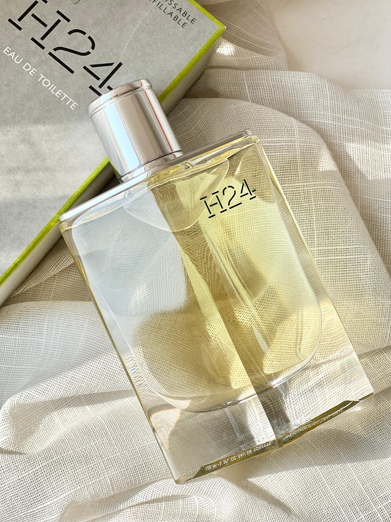 P115 !（专柜原单）配手提袋！【爱玛仕H24香水100ml】每瓶都带免税直邮防伪贴，cdf三亚免税城购物袋，扫码查询输入串码即可显示正规产品， 高端商品不支持试香，塑封拆毁概不退换 敬请谅解！！🔜专柜原单➤爱马仕H24（律动24号）刚推出的时候遭到了很多博主的猛推毕竟是时隔十几年爱马仕推出的继大地后的一款新的男香。首先从包装上极简又富有记忆性的命名H24，H=Hermes24代表爱马仕总部的地址透亮的棱角分明的瓶身隐约透着一股都市男人的气息，前调:水仙花；中调：鼠尾草；后调：黑檀木💢
