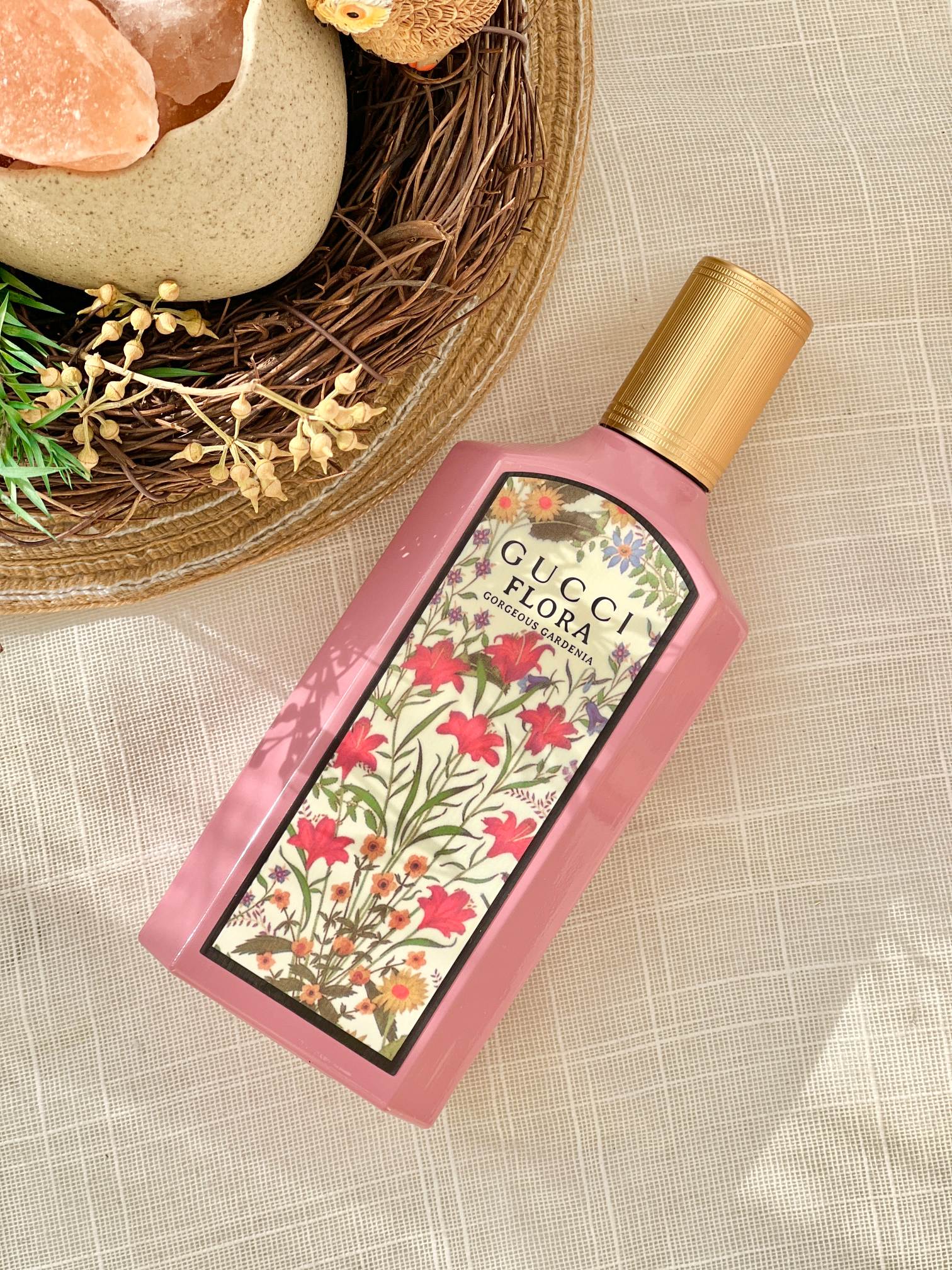 p110!配手提袋!专柜原单!包装底部扫码可直接进入Gucci官网!【专柜原单Gucci绮梦栀子花EDP125ML】掌柜正儿八经的渠D货源!每盒都带正p保障免税直邮防伪贴,并附赠cdf三亚免税城购物袋,防伪贴刮开涂层扫码查询输入串码即可显示正规产品!!高端商品 塑封拆毁概不退换 敬请谅解!
Gucci古驰绮梦栀子女士香水!
这款香水以栀子花为特色,散发出独特而欢快的花香,栀子花自古以来就备受推崇,据说用于长生不老药和魔法药水。从这种神秘力量中汲取灵感,美丽的白色栀子花香调与明亮的 GrandiflorumAbsolute 茉莉花香融为一体。梨花为独特的花香增添了现代气息,而淡淡的红糖为其尾迹增添了精致的甜味。
• 前调:梨花香调
•中调:白栀子和茉莉的清香
•后调:黄糖,广藿香
甜而不腻,掺杂着栀子花花辦的味道,清新纯欲,味道也不会很冲,非常女性的一款香水,留香持久~