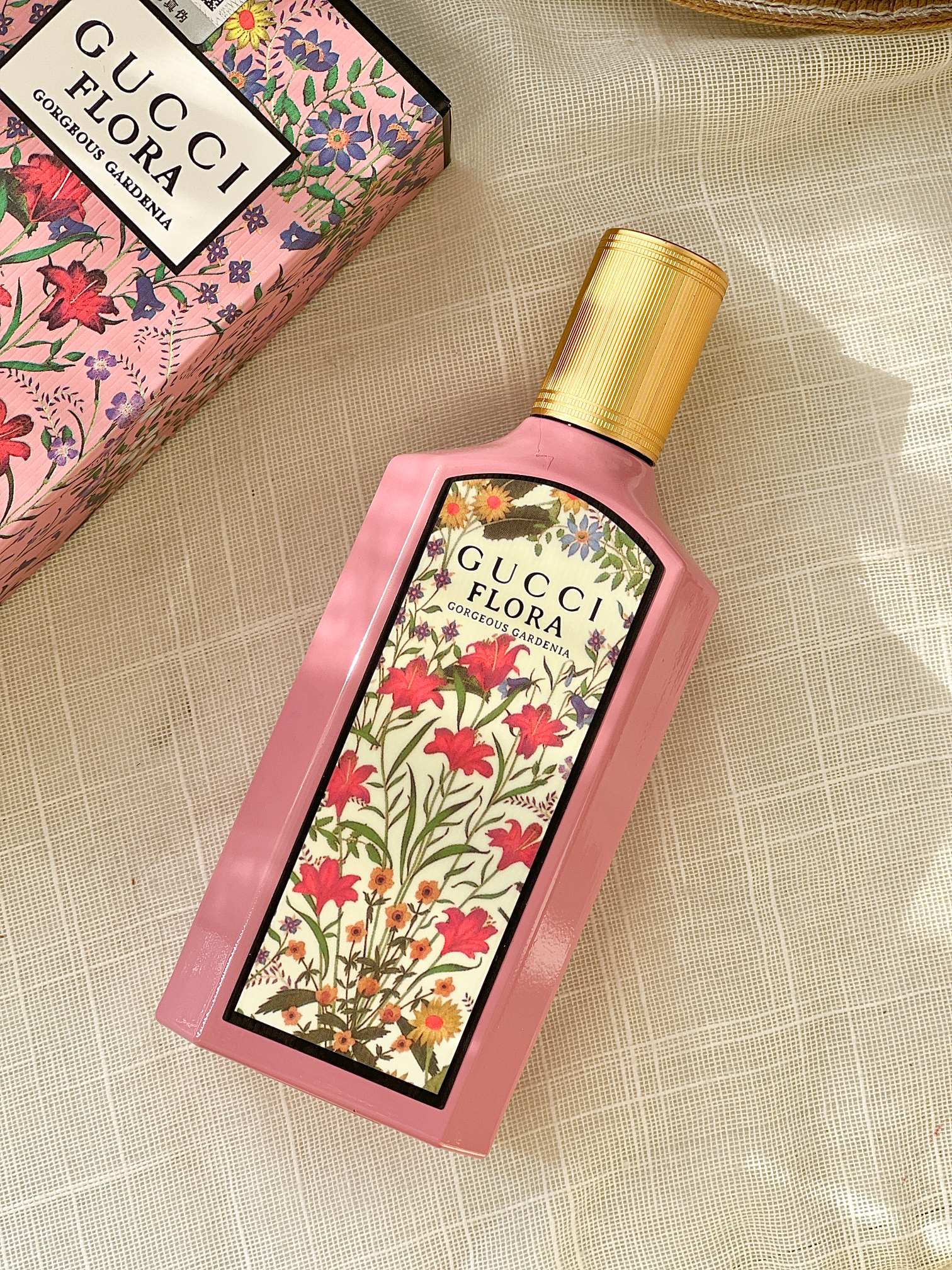 p110!配手提袋!专柜原单!包装底部扫码可直接进入Gucci官网!【专柜原单Gucci绮梦栀子花EDP125ML】掌柜正儿八经的渠D货源!每盒都带正p保障免税直邮防伪贴,并附赠cdf三亚免税城购物袋,防伪贴刮开涂层扫码查询输入串码即可显示正规产品!!高端商品 塑封拆毁概不退换 敬请谅解!
Gucci古驰绮梦栀子女士香水!
这款香水以栀子花为特色,散发出独特而欢快的花香,栀子花自古以来就备受推崇,据说用于长生不老药和魔法药水。从这种神秘力量中汲取灵感,美丽的白色栀子花香调与明亮的 GrandiflorumAbsolute 茉莉花香融为一体。梨花为独特的花香增添了现代气息,而淡淡的红糖为其尾迹增添了精致的甜味。
• 前调:梨花香调
•中调:白栀子和茉莉的清香
•后调:黄糖,广藿香
甜而不腻,掺杂着栀子花花辦的味道,清新纯欲,味道也不会很冲,非常女性的一款香水,留香持久~