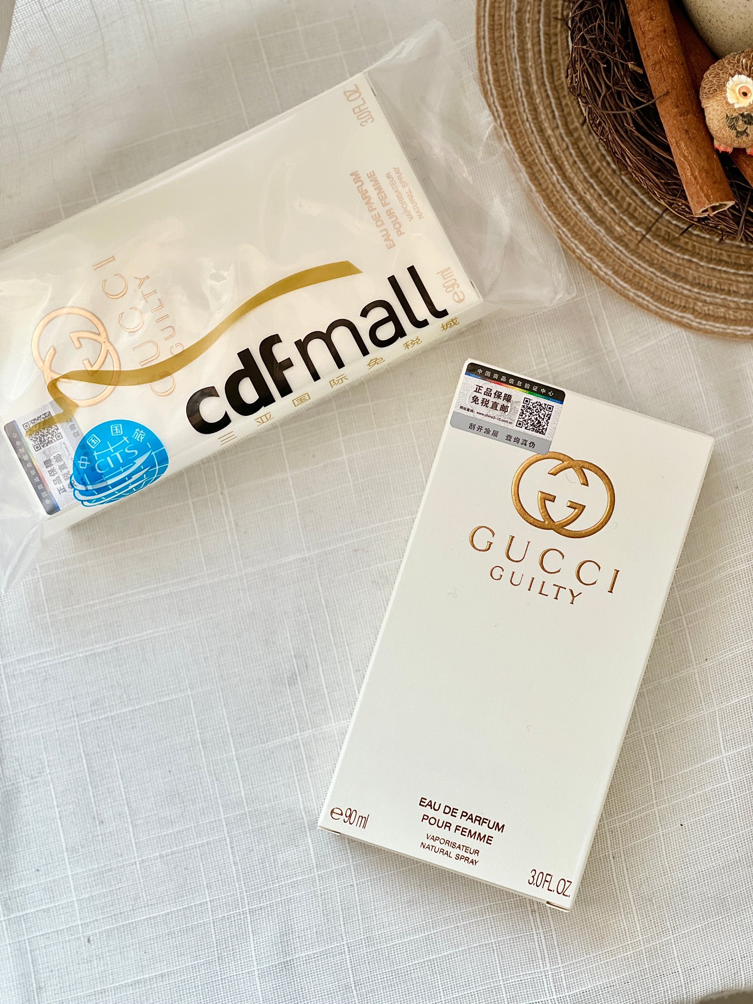 p110!原单品质(配手提袋)GUCCI guilty罪爱女士浓香90ml!掌柜重磅推荐给大家!买到就是赚到!正儿八经的渠D货源!每盒都带正p保障免税直邮防伪贴,并附赠cdf三亚免税城购物袋,防伪贴刮开涂层扫码查询输入串码即可显示正规产品!!
关键掌柜这是真的白菜价,错过拍断大腿都没用!高端商品不支持试用!塑封拆毁不退不换,敬请谅解!
罪爱女士 凑近点,指不定隔着屏幕也能闻到这香气!非常适合女性使用,超级好闻! 这款属于浓香,优雅恬静的花果香,闻一次爱一次!真的忘不掉,适合偏成熟的女人味!
整体瓶身以漆上金色的金属包裹着,盖上闪闪发亮的金色瓶盖,折射出承装里头浅白玫瑰色的香氛,浓郁及优雅的细腻香气,诠释出宛若新生的东方花香调, 展演成一具完美的花香气息以全新自然但馥郁的浓香,
前调:曼陀罗 粉红胡椒 天然佛手柑
(地中岛国的水果香气与天然佛手柑 粉红胡椒 交织出心旷神怡的清新香气)
中调:紫丁香 天竺葵 玫瑰
(紫丁香不同于玫瑰紫罗兰的香气, 并由天竺葵层叠出丝丝细腻独特的混合花香气息)
后调:广藿香 琥珀
(广藿香精粹与琥珀共同诠释出令人流量往返的眷恋之气)
全新的篇章forever guilty :以男人女人共同拥有最真挚的自由为概念,诠释现代人的自我发声以及无惧无畏的自在态度。