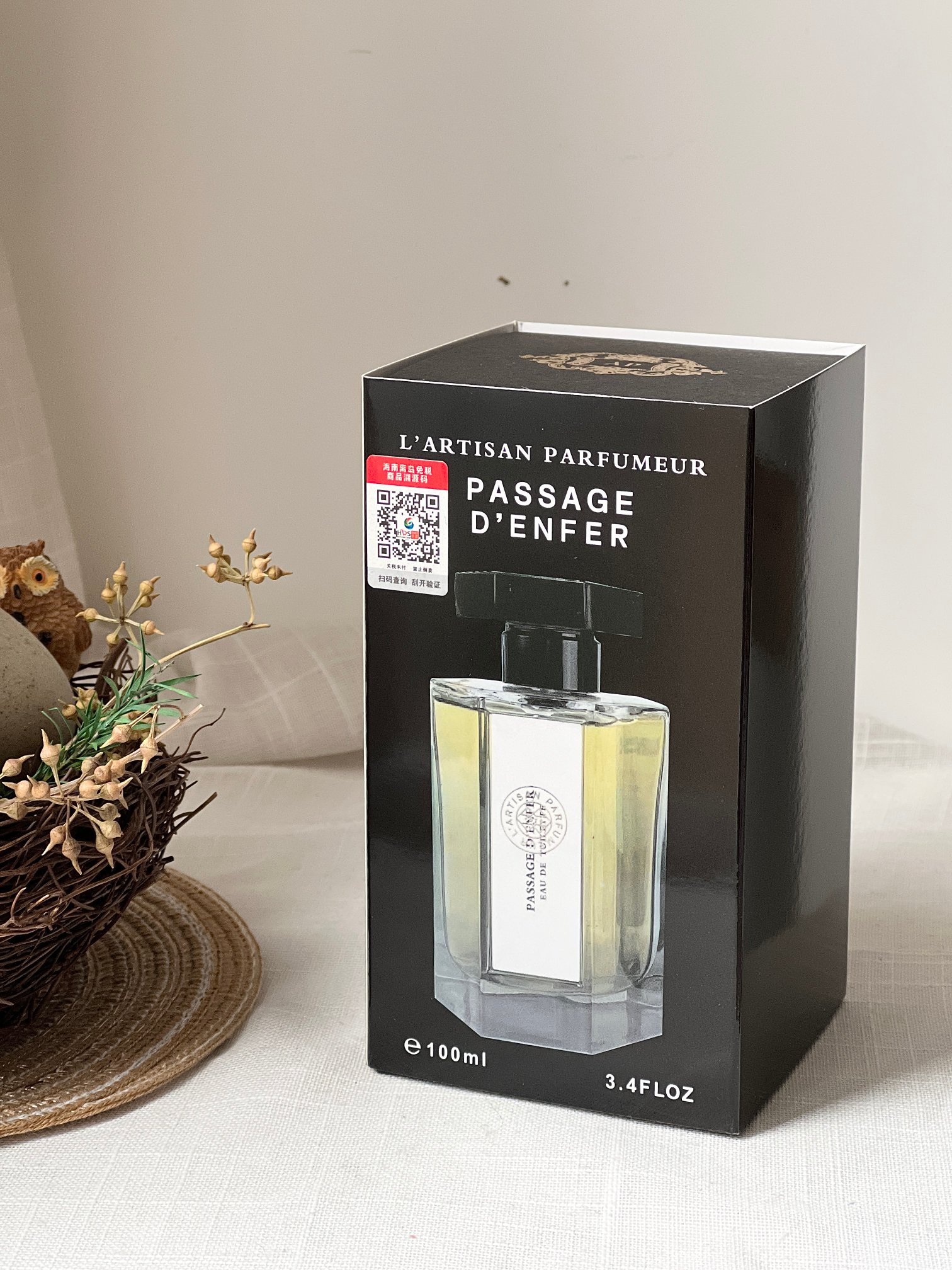 特价🉐P65！（配手提袋）#你是我每天清晨起来的唯一理由，从光明到黑暗的切换，直击灵魂的味道，内心深处的呼唤#【阿蒂仙冥府之路经典黑瓶中性淡香水100ML】掌柜重磅推荐给大家！没有金刚钻，掌柜是绝不敢揽这瓷器活的！打铁还需自身硬！细节上吊打市面任意通货！正儿八经的渠D货源！每盒都带海南离岛免税商品追溯码，并附赠海南免税城包装袋，商品防伪贴刮开涂层扫码查询输入串码即可显示正规产品！！ 关键掌柜这是真的白菜价，错过拍断大腿都没用！！！ 商品不支持试用，敬请谅解！ 到底还是各大平台高度评价的香味之一！毕竟是令人销魂的中性木质调香味，纯粹且赋有灵气！男女都能用！关键小众且很有辨识度，撞香率极低喔！佛系小哥哥小姐姐的首选香！ 一份情怀，也许是空气中弥漫着淡淡的寺庙的檀香，让自己安安静静的在时光的沙漏里，感受淡如清风的独处时光，也许这份感觉正是时光清浅，许你安然！前调：玫瑰、姜 中调：乳香、芦荟木、野百合、大西洋杉木 后调：檀香、安息香、麝香 前调很冲，像是陈腐的酸味混合着百合的白花香，给人一种高冷难以亲近的感觉，好在前调并不长久！ 这是一款看似性冷淡、实则催情的香水，充满高级感，闻起来令人安心、宁静，却又让人感到沉醉、难以自拔，可以说是既禁欲又销魂！冲着“冥府之路”这名字也得试一试，闭眼入！