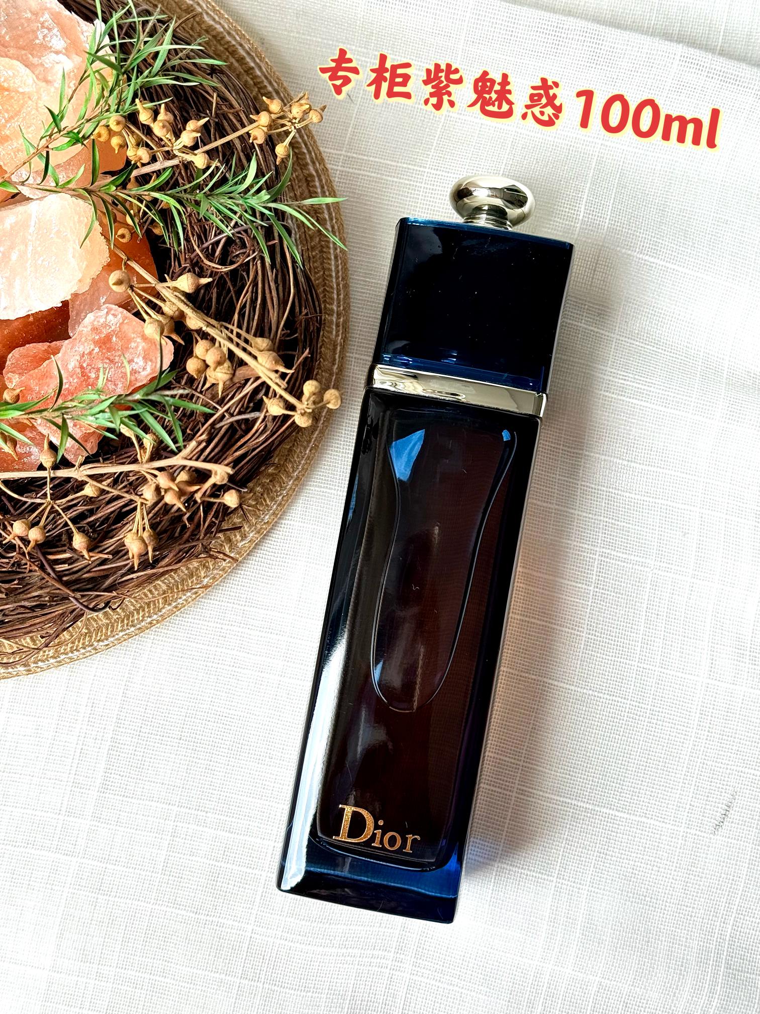 p90!(专柜原单)【Di0r蓝魅惑香水100ML】 配手提袋!柜子炒鸡难买!市面醉强版,毒家防伪细节!不接受反驳!随意对比!掌柜重磅推荐给大家!买到就是赚到!正儿八经的渠D货源!每盒都带正p保障免税直邮防伪贴,并附赠cdf三亚免税城购物袋,防伪贴刮开涂层扫码查询输入串码即可显示正规产品!!
关键掌柜这真的是白菜价,错过拍断大腿都没用!
⚠️香水全部都是塑封包装❗️不支持拆封试用❗️影响到二次销售不退不换❗️敬请谅解‼️
这款香水拥有深蓝色的外在和内涵——个性鲜明同时兼具情绪转折的香味,解放大多数女性的大胆,热情,勇敢追求自我!
前调:合欢树花,柑橘
中调:昙花
基调:香草
青春与精致浪漫的色彩。她的灵感来自可爱闪亮少女情怀的香水,带来清新、时尚、俏皮的感觉,体现了她清新,活泼少女气质,向往快乐,无忧无虑的生活。 一款不分年龄不分季节都适用的香氛。 前调:浓烈甜美的卡拉布里亚柑橘和清新的柠檬 后调:淡雅柔和的铃兰,菠萝,石榴 香调:花果香调