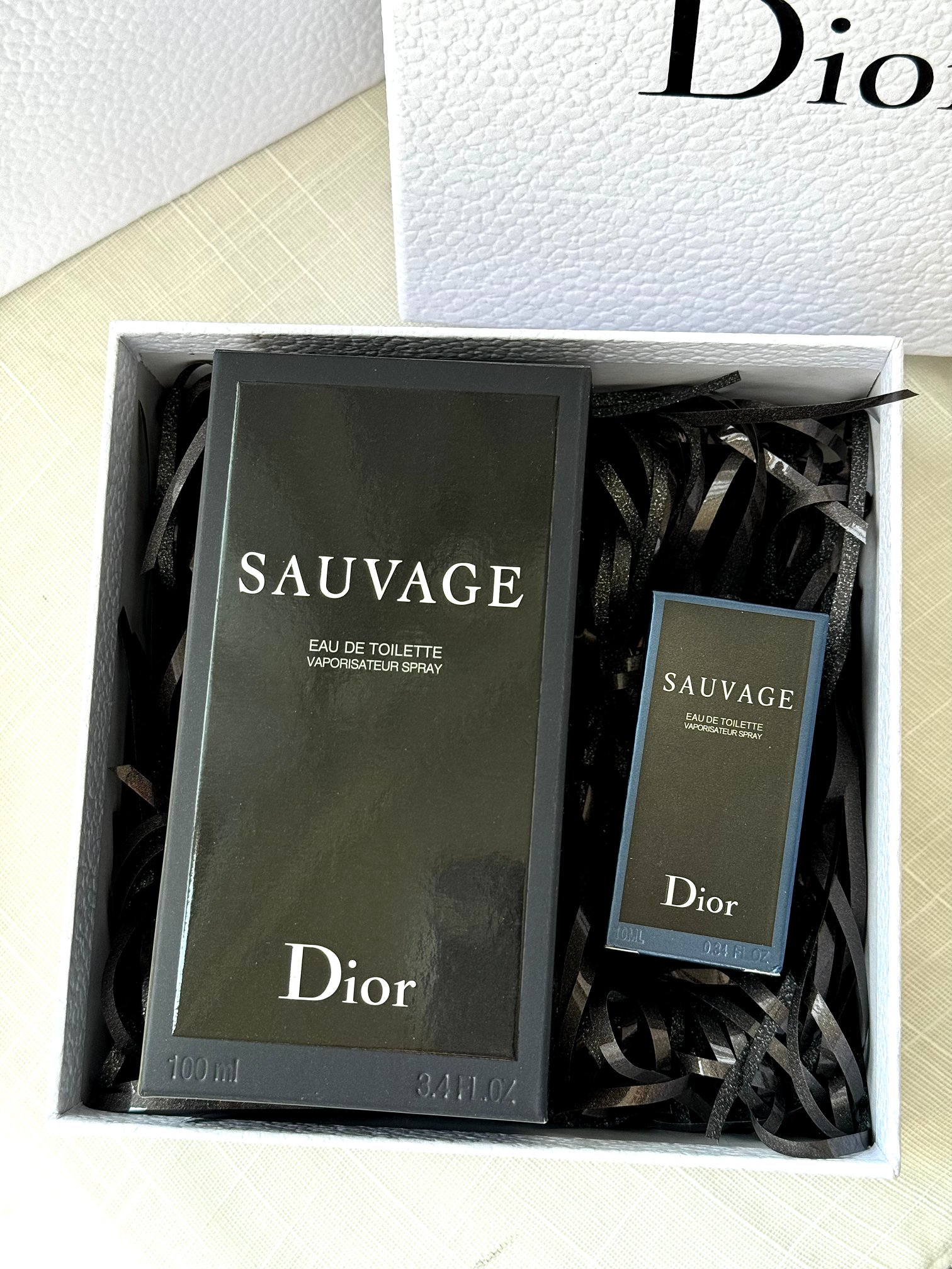 P120!(专柜原单)#让你的女人把持不住的味道,男人一生总得有次这样的体验#
【迪奥旷野淡香系列50ML加赠小样旷野10ml礼盒】震撼业界,男人一生总得有一瓶!掌柜重磅推荐给大家!买到即是赚到!正儿八经的渠D货源!【每盒都带正p保障免税直邮防伪贴,刮开涂层扫码输串码即可显示为正规产品】毒家细节!!!
【磁吸一体瓶盖+内里浮雕logo+透明瓶身】洒洒水就能秒掉,因为这种价格实在太白菜!抢到就是赚到!
⚠️香水全部都是塑封包装❗️不支持拆封试用❗️影响到二次销售不退不换❗️敬请谅解‼️
王俊凯同款!!!据说是最好闻的男香之一!
柠檬与胡椒的前调是清凉与辛辣的结合。感觉跟男神邪魅性感的feel不太一样,是一款比较清冽又温柔的香。
后调有点甜,不是偏女性的甜,充满成熟男人的味道,喜欢中性香的人应该也会很爱。喷洒出的香味,自带野性之美,层次丰富的香调,更让人在举手投足间流露出满满细节的性感,让人为之着迷,开场是略带清冽柑橘气息,令人不绝沉寂清爽,展示了男性的阳光活力和具有冲击感的男友力,随后是雪松和沉香带来的厚重感,让人很安心。斯里兰卡气息的加入可谓点睛之笔,他强化并愈加完整了整体香调,并散发出令人欲罢不能的温润乳香,最后慢慢散开发出东方香调,让整个味道闻起来温柔不会张扬,但是又很性感。
卖珍品渠道的东西无法控制每位铁粉都可以买到!所以数量实在是有限!所以只能按照先下单顺序发货!剁手都要入,绝对不后悔!即使不喷放着装饰都好看!数量稀少!且抢且珍惜!闭眼入!