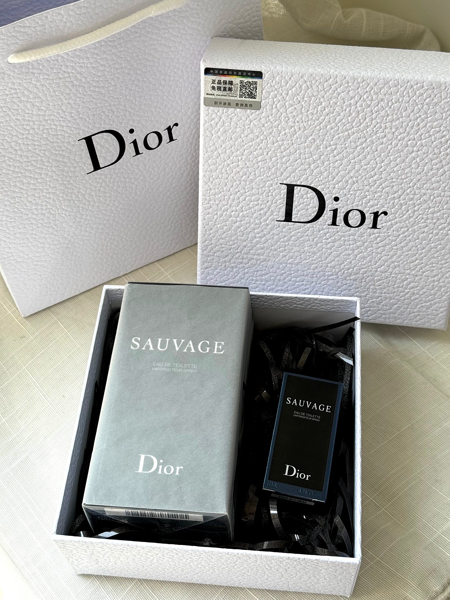 P120!(专柜原单)#让你的女人把持不住的味道,男人一生总得有次这样的体验#
【迪奥旷野淡香系列50ML加赠小样旷野10ml礼盒】震撼业界,男人一生总得有一瓶!掌柜重磅推荐给大家!买到即是赚到!正儿八经的渠D货源!【每盒都带正p保障免税直邮防伪贴,刮开涂层扫码输串码即可显示为正规产品】毒家细节!!!
【磁吸一体瓶盖+内里浮雕logo+透明瓶身】洒洒水就能秒掉,因为这种价格实在太白菜!抢到就是赚到!
⚠️香水全部都是塑封包装❗️不支持拆封试用❗️影响到二次销售不退不换❗️敬请谅解‼️
王俊凯同款!!!据说是最好闻的男香之一!
柠檬与胡椒的前调是清凉与辛辣的结合。感觉跟男神邪魅性感的feel不太一样,是一款比较清冽又温柔的香。
后调有点甜,不是偏女性的甜,充满成熟男人的味道,喜欢中性香的人应该也会很爱。喷洒出的香味,自带野性之美,层次丰富的香调,更让人在举手投足间流露出满满细节的性感,让人为之着迷,开场是略带清冽柑橘气息,令人不绝沉寂清爽,展示了男性的阳光活力和具有冲击感的男友力,随后是雪松和沉香带来的厚重感,让人很安心。斯里兰卡气息的加入可谓点睛之笔,他强化并愈加完整了整体香调,并散发出令人欲罢不能的温润乳香,最后慢慢散开发出东方香调,让整个味道闻起来温柔不会张扬,但是又很性感。
卖珍品渠道的东西无法控制每位铁粉都可以买到!所以数量实在是有限!所以只能按照先下单顺序发货!剁手都要入,绝对不后悔!即使不喷放着装饰都好看!数量稀少!且抢且珍惜!闭眼入!