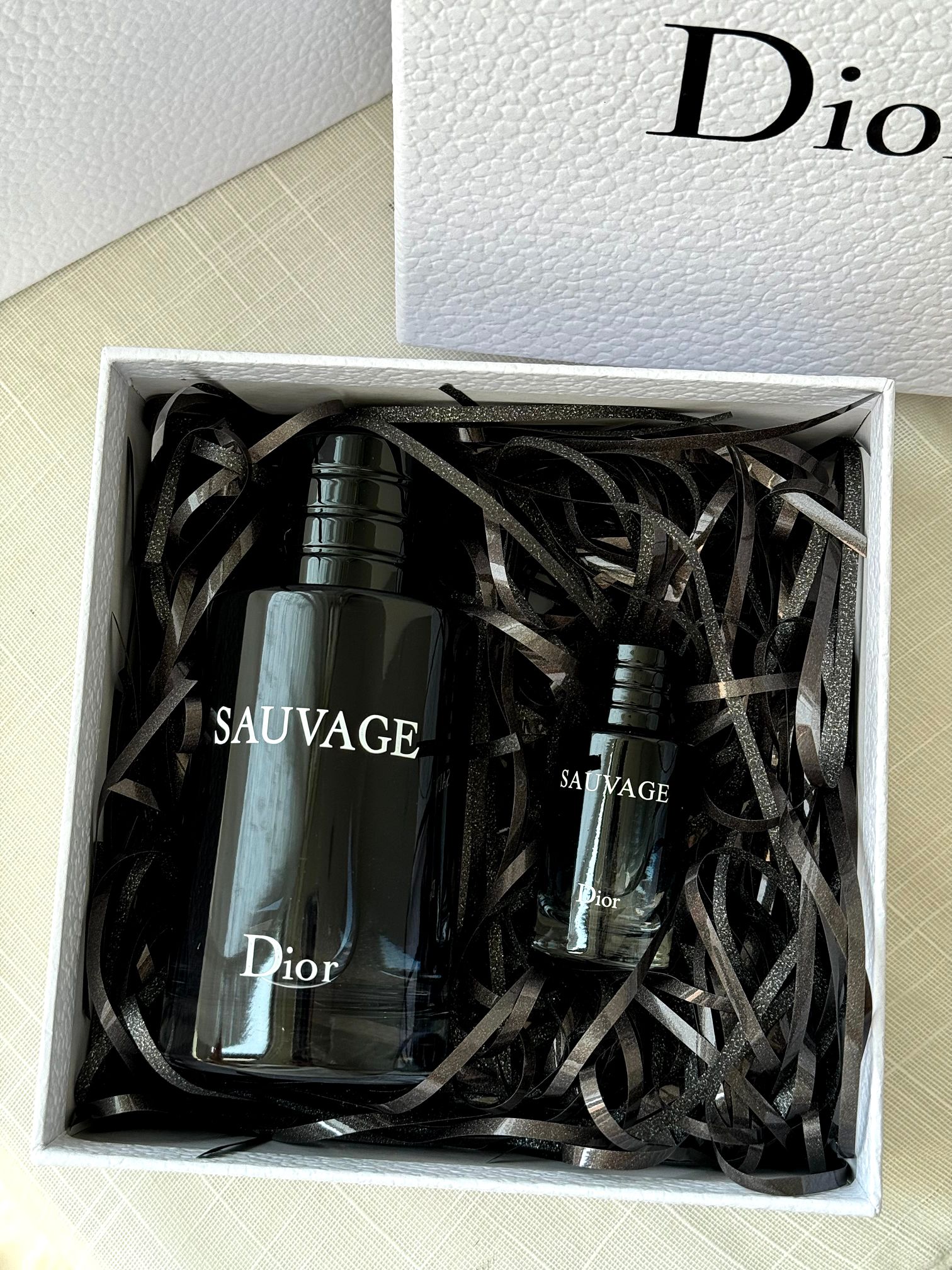 P120!(专柜原单)#让你的女人把持不住的味道,男人一生总得有次这样的体验#
【迪奥旷野淡香系列50ML加赠小样旷野10ml礼盒】震撼业界,男人一生总得有一瓶!掌柜重磅推荐给大家!买到即是赚到!正儿八经的渠D货源!【每盒都带正p保障免税直邮防伪贴,刮开涂层扫码输串码即可显示为正规产品】毒家细节!!!
【磁吸一体瓶盖+内里浮雕logo+透明瓶身】洒洒水就能秒掉,因为这种价格实在太白菜!抢到就是赚到!
⚠️香水全部都是塑封包装❗️不支持拆封试用❗️影响到二次销售不退不换❗️敬请谅解‼️
王俊凯同款!!!据说是最好闻的男香之一!
柠檬与胡椒的前调是清凉与辛辣的结合。感觉跟男神邪魅性感的feel不太一样,是一款比较清冽又温柔的香。
后调有点甜,不是偏女性的甜,充满成熟男人的味道,喜欢中性香的人应该也会很爱。喷洒出的香味,自带野性之美,层次丰富的香调,更让人在举手投足间流露出满满细节的性感,让人为之着迷,开场是略带清冽柑橘气息,令人不绝沉寂清爽,展示了男性的阳光活力和具有冲击感的男友力,随后是雪松和沉香带来的厚重感,让人很安心。斯里兰卡气息的加入可谓点睛之笔,他强化并愈加完整了整体香调,并散发出令人欲罢不能的温润乳香,最后慢慢散开发出东方香调,让整个味道闻起来温柔不会张扬,但是又很性感。
卖珍品渠道的东西无法控制每位铁粉都可以买到!所以数量实在是有限!所以只能按照先下单顺序发货!剁手都要入,绝对不后悔!即使不喷放着装饰都好看!数量稀少!且抢且珍惜!闭眼入!