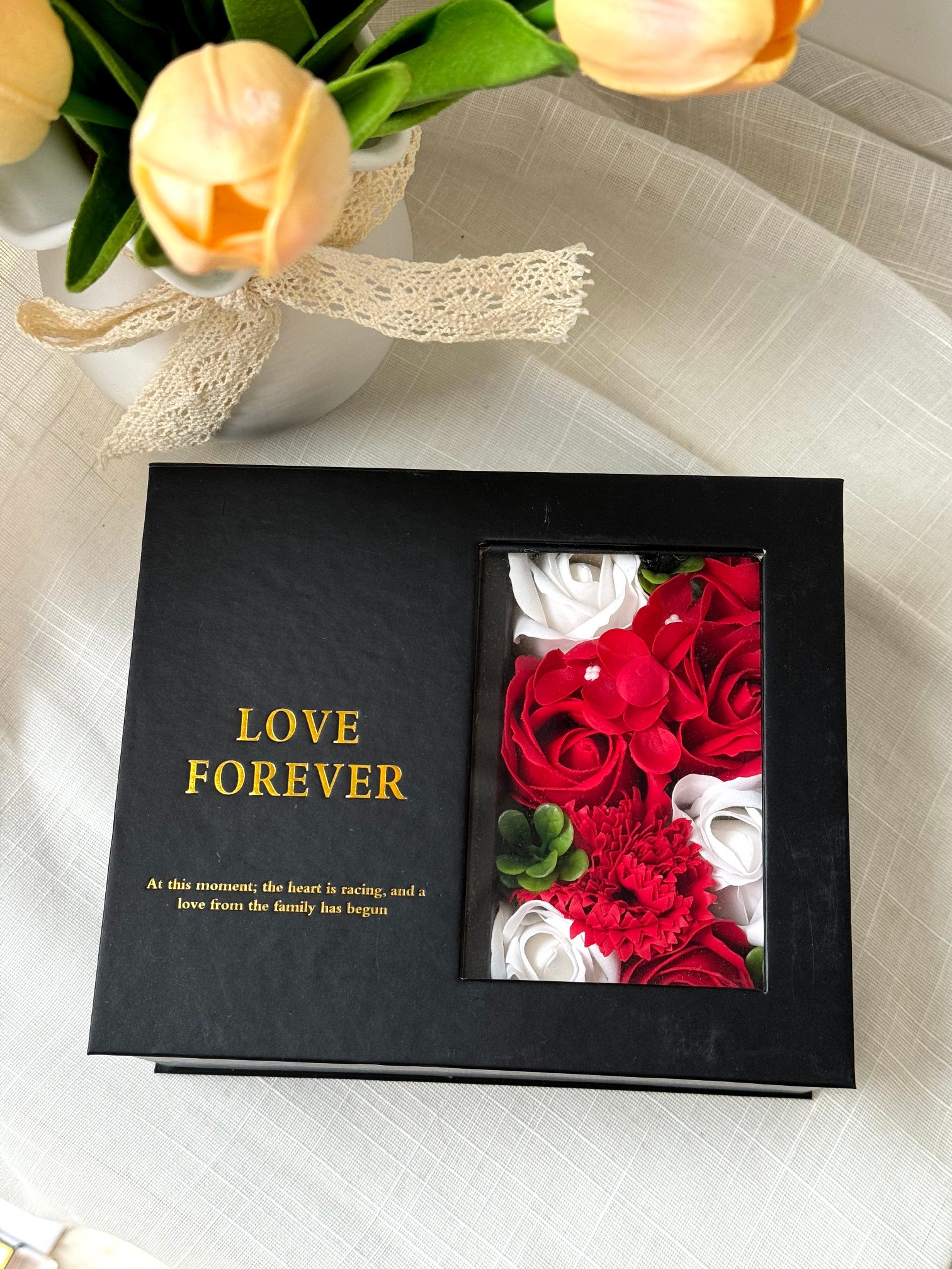 P150！专柜版（配打包箱）#玫瑰花的仪式感永不过时，爱与我同在，一生只做一件事，一生只爱一个人#【YSL自由金条玫瑰花礼盒】 内含：自由之水50ml+小金条21#！ 生活中总有不期而至的美好，为您的表白助力！ 不凋谢的永生红玫瑰花就问哪个女人不爱？ 你的倾国倾城，我的一眼万年，光影繾绻间，邂逅红唇与玫瑰！美，送予醉爱之人！予你良辰美景！炒鸡高颜值的礼盒！剁手都要抢！ 红唇一笑，世界生色！女人们心动的礼物，直男们闭眼抢！配上爱不释手的永生花盒真的太浪漫了！太想要了！ 有颜又有内涵的礼盒，送人自留都是非常完美的！闭眼抢！