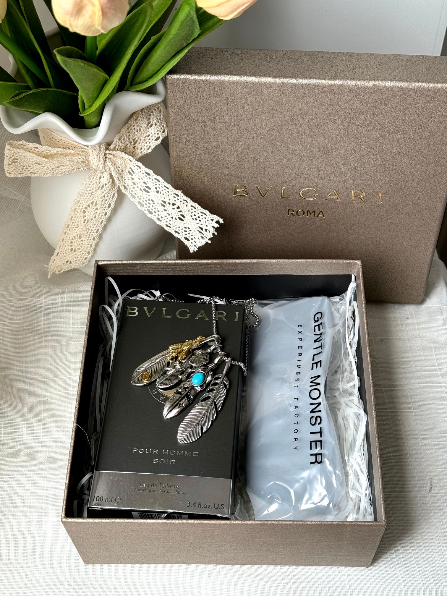 (配打包箱)男士礼盒推荐!#送礼这件事情,女孩子👧🏻也要不甘示弱呀 情人节这种快乐,你的男人怎么能少?如果想不到有什么好的礼物可以送,那么,你很幸运!这次遇到这款与众不同的礼盒 内含:宝格丽夜幽100ml+GM随机墨镜+项链! 掌柜重磅推荐给大家!买到即是赚到! 你的倾国倾城,我的一眼万年,送与最爱之人! 满满都是热烈浪漫的爱意~全部都是明星热门款 断货王的存在 不管任何节日收到都会心动的礼物