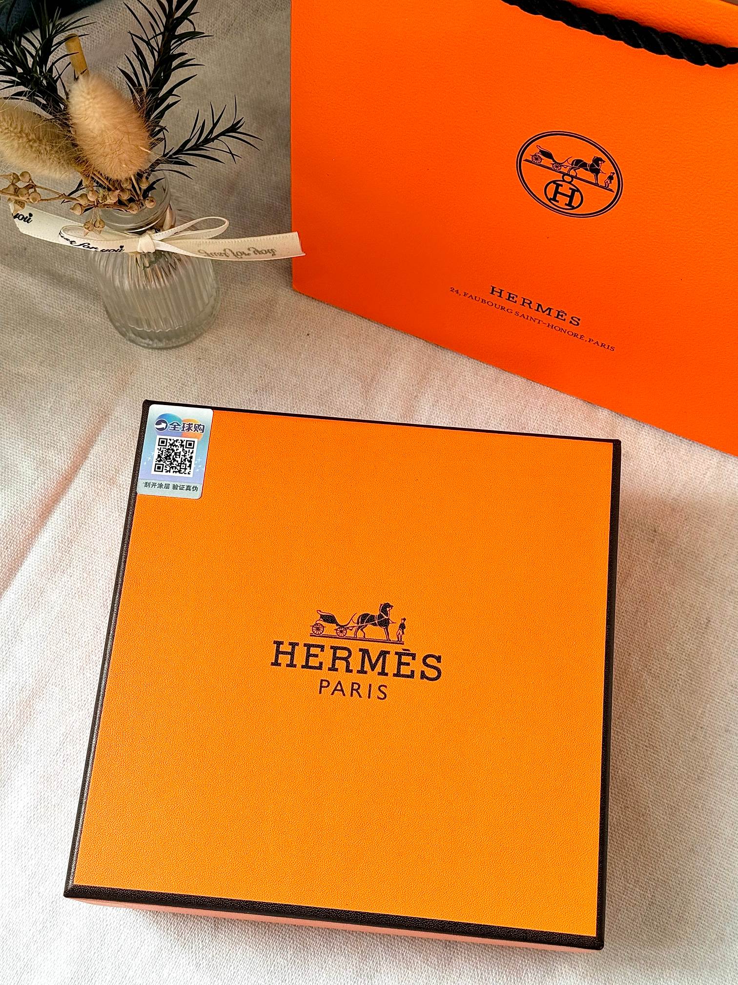 (专柜原单)#让你的女人把持不住的味道,男人一生总得有次这样的体验# 【爱马仕大地淡香系列50ML加赠5ml小样大地礼盒】掌柜重磅推荐给大家!正儿八经的渠D货源!买到即是赚到!每盒都带全球购防伪贴,防伪贴刮开涂层扫码查询输入串码即可显示正规产品 “大叔香”真的太好闻了!香气是大地的灵魂,万物由大地而生!这就是这款大地香水的名字由来!香水的原材料完全采用天然材质,风、太阳、露水、水果、花果香构成了充满雄性味道的辛辣木质调!主角西洋杉的木头味一直贯穿整个基调,耐人寻味,绵远悠长!木质香元素的干燥感搭配上尖锐感,给人一种愉悦得体的舒适感,葡萄柚、甜椒与粉红胡椒的活泼香气,在高贵的天竺葵和西洋杉坚韧的气息之外塑造出动静皆宜的氛围,调香师凭着对打火石味道的记忆,创造出令人感动的独特矿石味! 【香调】:木质香调 【前调】:葡萄柚 橙 【中调】: 玫瑰 广藿香 天竺葵 【后调】:香根 甜椒 安息香 西洋杉 真的就一批几十瓶,兄弟姐妹们且买且珍惜!送男士首选!逆T的白菜价!