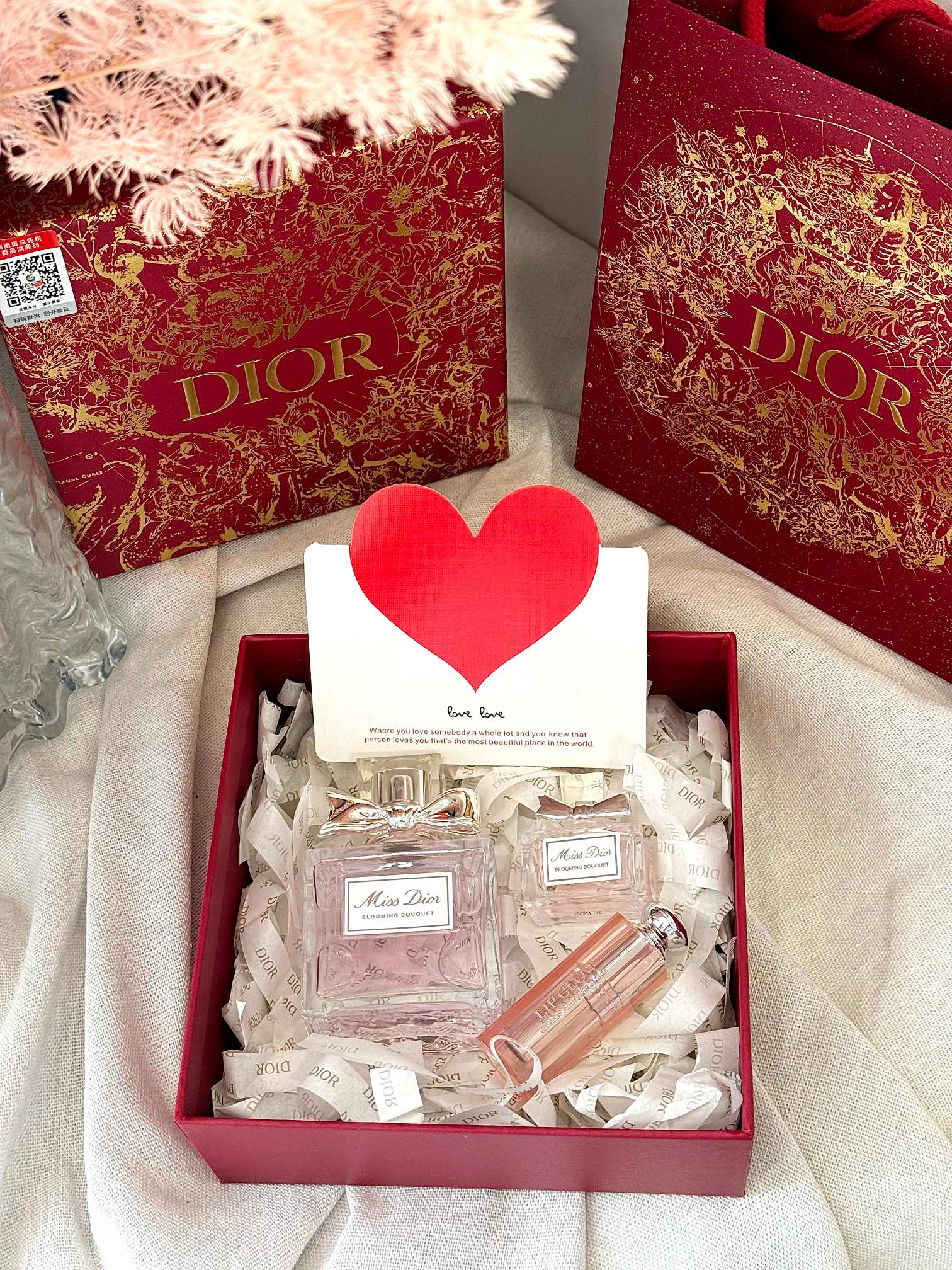 p130!专柜原单!(配打包箱)#铁了心都要入,一生只做一件事,一生只爱一个人,我爱你,你随意#【50ml迪奥甜心001限定礼盒】掌柜重磅推荐给大家!买到即是赚到!正儿八经的渠D货源!每盒都带海南离岛免税商品追溯码,刮开涂层扫码查询输入串码即可显示正规产品!!输入串码即可显示正规产品!!并且每盒都带迪奥专柜礼盒拉菲草!连拉菲草都有迪奥logo ~ 满满的细节啊!!
关键掌柜这是真的白菜价,错过拍断大腿都没用!!!
你的倾国倾城,我的一眼万年,送与最爱之人!
内含:甜心50ml+唇釉001#+甜心5ml!!
复古摩登的红色限定包装!满满都是热烈浪漫的爱意~香水口红都是明星热门款!!谁涂谁好看系列!!
不管任何节日收到都会心动的礼物!
⚠️香水不支持喷香试用‼️口红不支持涂抹试用‼️一旦影响到二次销售不退不换‼️敬请谅解‼️