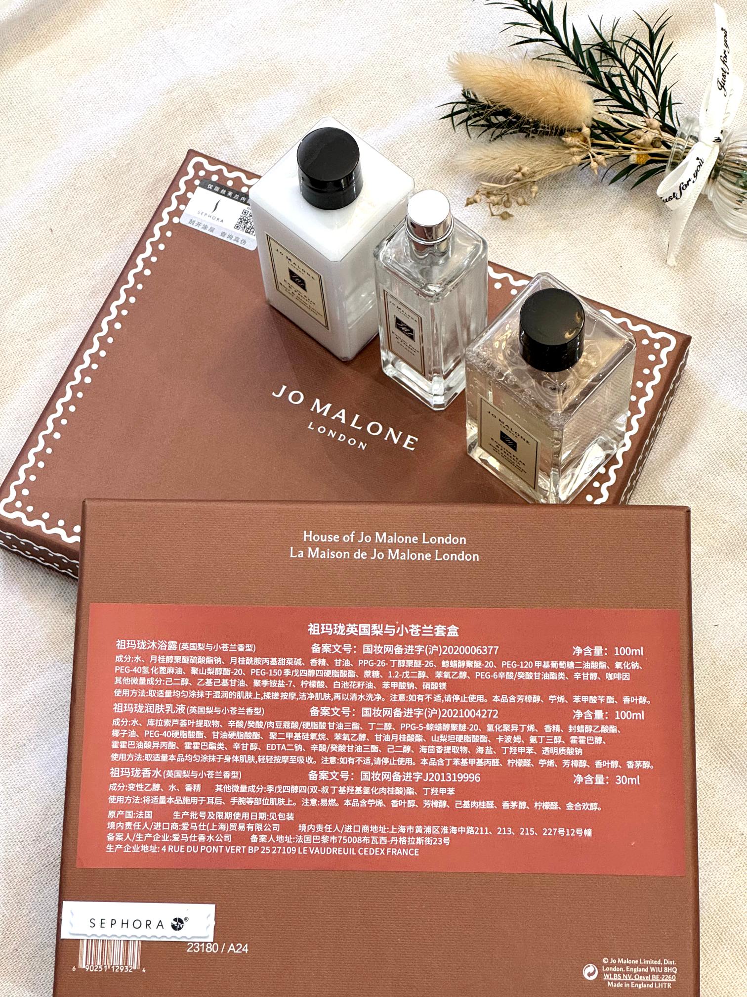P115!扑进梨子里 体验一场梨香养护之旅!
祖玛珑「英国梨小苍兰」身体护理系列,打造"以香沐浴"三部曲,伴随着微醺的梨果香气,为你解锁一场专属英伦贵族的精致沐浴体验!
掌柜重磅推荐给大家!买到就是赚到!正儿八经的渠D货源!毒家防伪细节!物超所值,一年可能都遇不到一次!丝夫兰毒家内部渠D流通,旁人都接触不到的逆T浮力喔!
打铁还需自身硬!渠D太屌了,每盒都带丝夫兰标识贴+丝夫兰防伪贴,刮涂层扫码输入串码即可显示为正规产品!老板萌自己把握喔!
三件套香味是英国梨与小苍兰
难得的斩男又斩女的好闻香气
甜美但不讨好,清冷却没有距离感
整体给人一种甜美慵懒又清冷优雅的高级感
初闻是梨的清甜,果香带来让人微醺的醉意慢慢的小苍兰、玫瑰花香的优雅,逐渐明显甜美与清冷交织出独特又迷人的气质,尾调的木质琥珀让整体香味更有层次和深度,和这个香味锁死!
内含:沐浴露100ml➕身体乳100ml➕香水30ml!
✨沐浴露的泡沫🫧丰富细腻,皮肤水润弹嫩.是自然的伪体香👀洗去一天的疲惫、治愈烦躁的心情!卸下所有防备是属于自己的放松时刻!!
✨身体乳是乳液质地非常好吸收,不会黏腻 补水保湿-让皮肤光泽水润又透亮.而且留香超级持久涂完躺被窝第二天还香香的!
✨香水前调:英国梨、橙花、佛手柑
中调:小苍兰、玫瑰、温相、大黄
后调:广麝香、琥珀、自麝香、木香
属于每个女孩必须要有的经典香型!