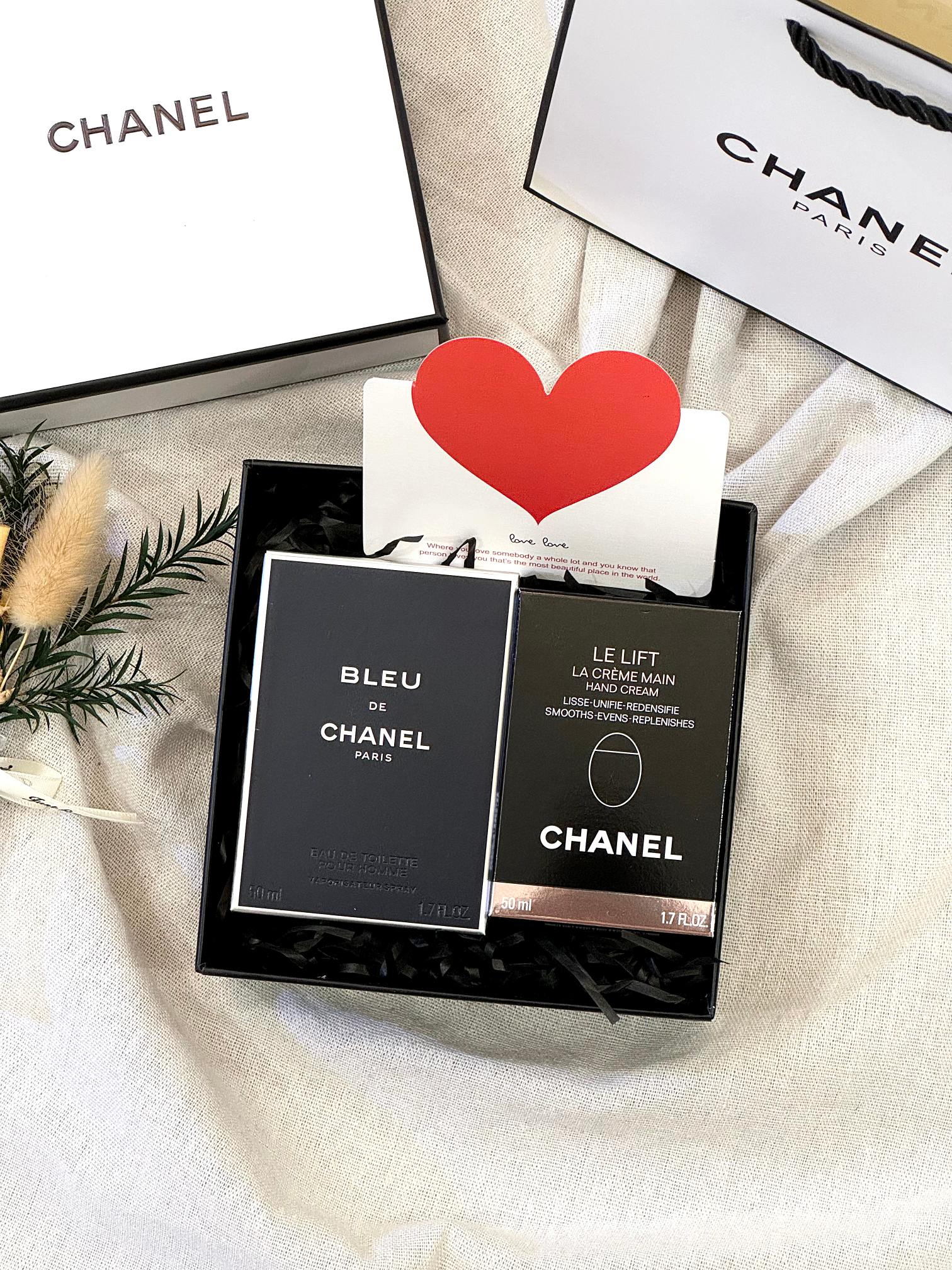 P120!(配手提袋 打包箱)男士礼盒推荐!送礼这件事情,女孩子👧🏻也要不甘示弱呀 !!!给最爱的男人来场香香之旅,收到礼物的这种快乐,你的男人怎么能少 ?如果想不到有什么好的礼物可以送,那么,你很幸运!这次遇到这款与众不同的礼盒🎁 内含:香奈儿蔚蓝香水50ml+香奈儿护手霜50ml+拉菲草+爱心贺卡! 【咱家磁吸瓶盖+内里浮雕logo+透明瓶身】前所未有,业界首单!炒鸡无敌斩女香!!据说是最好闻的男香之一! 木质馥奇香调,整体是沉稳内敛又隐隐的性感撩人,留香时间长,而且越久越好闻,呈现的是来自卡拉布里亚或者西西里岛的柳橙与柠檬的味道,弥漫在湛蓝的天空与蔚蓝的海岸之间摇曳的风中,还隐约飘散着葡萄柚、薄荷、肉豆蔻的气息,是荷尔蒙的味道! 卖珍品渠道的东西无法控制每位铁粉都可以买到!所以数量实在是有限!所以只能按照先下单顺序发货!剁手都要入,绝对不后悔!即使不喷放着装饰都好看!数量稀少!且抢且珍惜!闭眼入!