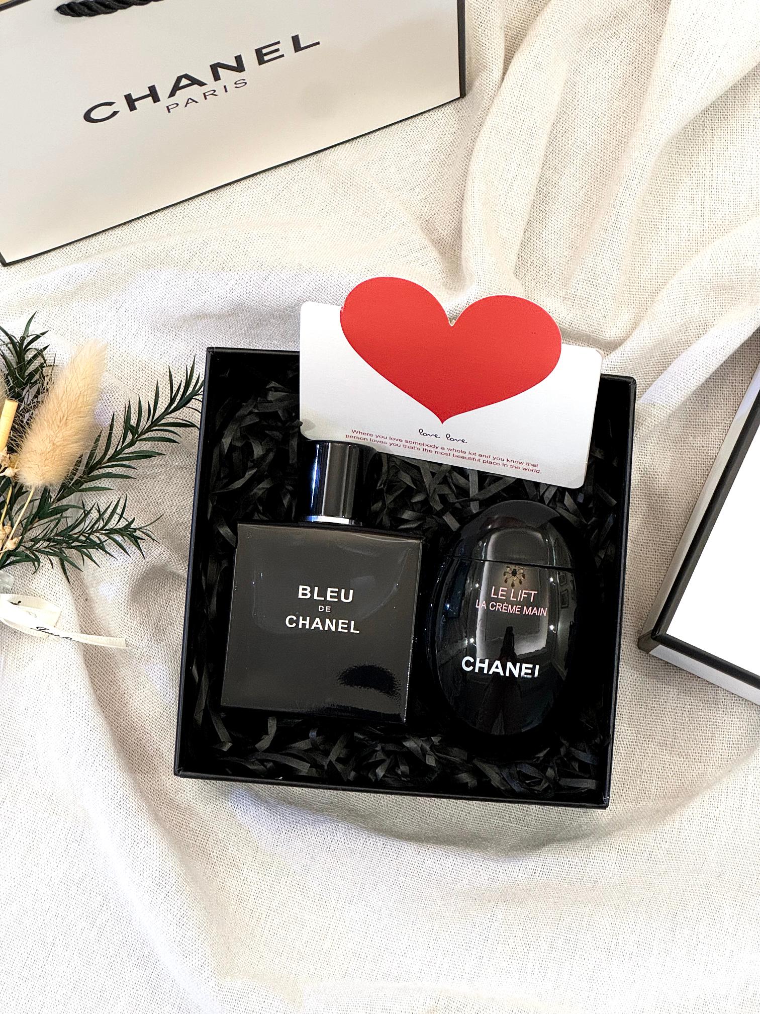 P120!(配手提袋 打包箱)男士礼盒推荐!送礼这件事情,女孩子👧🏻也要不甘示弱呀 !!!给最爱的男人来场香香之旅,收到礼物的这种快乐,你的男人怎么能少 ?如果想不到有什么好的礼物可以送,那么,你很幸运!这次遇到这款与众不同的礼盒🎁 内含:香奈儿蔚蓝香水50ml+香奈儿护手霜50ml+拉菲草+爱心贺卡! 【咱家磁吸瓶盖+内里浮雕logo+透明瓶身】前所未有,业界首单!炒鸡无敌斩女香!!据说是最好闻的男香之一! 木质馥奇香调,整体是沉稳内敛又隐隐的性感撩人,留香时间长,而且越久越好闻,呈现的是来自卡拉布里亚或者西西里岛的柳橙与柠檬的味道,弥漫在湛蓝的天空与蔚蓝的海岸之间摇曳的风中,还隐约飘散着葡萄柚、薄荷、肉豆蔻的气息,是荷尔蒙的味道! 卖珍品渠道的东西无法控制每位铁粉都可以买到!所以数量实在是有限!所以只能按照先下单顺序发货!剁手都要入,绝对不后悔!即使不喷放着装饰都好看!数量稀少!且抢且珍惜!闭眼入!