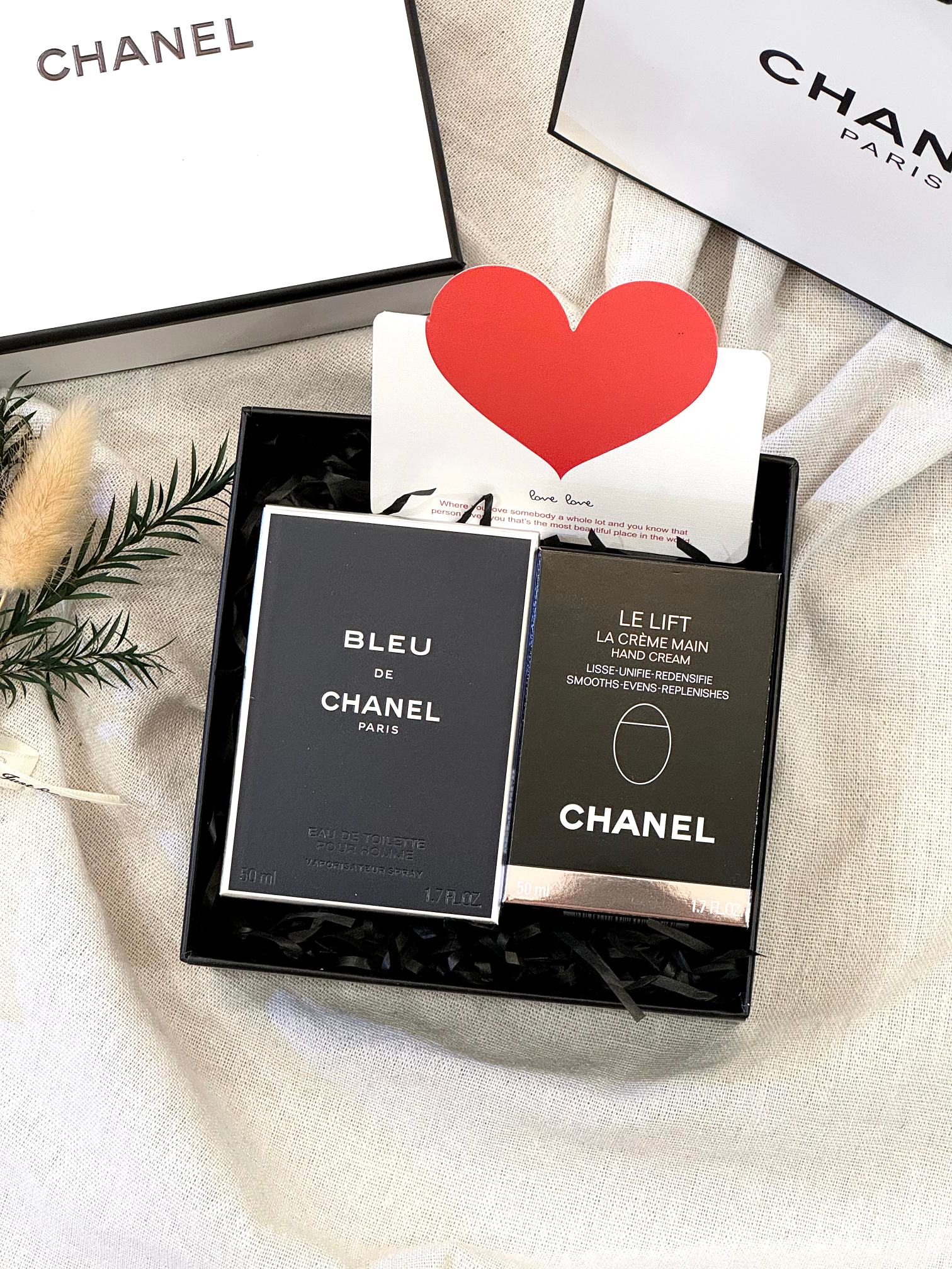 P120!(配手提袋 打包箱)男士礼盒推荐!送礼这件事情,女孩子👧🏻也要不甘示弱呀 !!!给最爱的男人来场香香之旅,收到礼物的这种快乐,你的男人怎么能少 ?如果想不到有什么好的礼物可以送,那么,你很幸运!这次遇到这款与众不同的礼盒🎁 内含:香奈儿蔚蓝香水50ml+香奈儿护手霜50ml+拉菲草+爱心贺卡! 【咱家磁吸瓶盖+内里浮雕logo+透明瓶身】前所未有,业界首单!炒鸡无敌斩女香!!据说是最好闻的男香之一! 木质馥奇香调,整体是沉稳内敛又隐隐的性感撩人,留香时间长,而且越久越好闻,呈现的是来自卡拉布里亚或者西西里岛的柳橙与柠檬的味道,弥漫在湛蓝的天空与蔚蓝的海岸之间摇曳的风中,还隐约飘散着葡萄柚、薄荷、肉豆蔻的气息,是荷尔蒙的味道! 卖珍品渠道的东西无法控制每位铁粉都可以买到!所以数量实在是有限!所以只能按照先下单顺序发货!剁手都要入,绝对不后悔!即使不喷放着装饰都好看!数量稀少!且抢且珍惜!闭眼入!