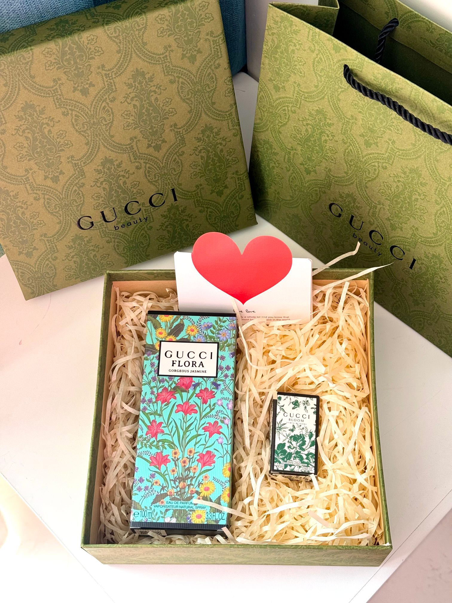 p110！（专柜原单）【古驰绮梦茉莉100ML加赠5ml繁花香水礼盒】震撼业界，女人一生总得有一瓶！掌柜重磅推荐给大家！买到即是赚到！正儿八经的渠D货源！
高端商品不支持试用， 塑封拆毁不退换 敬请谅解！！

Gucci绮梦茉莉，瓶身好美，完全是一件精心雕琢的艺术品，很复古很有意味，沉甸甸的绿松石瓷瓶，盛着茉莉香液制成的快乐灵药！！新香的外观颜值也是加分的一项，这支绮梦茉莉带着几分画中少女的气质，娇而不媚，甜柔不可方物！
👏花香调，
前调：柑橘香柠檬黑胡椒
中调：茉莉木兰玫瑰
后调：安息香脂广藿香
香调点评：
大花莱莉的香味发挥到极致，仿佛置身于满是莱莉花的绮梦花园中，翩翩起舞，随着尾调澳大利亚檀香广蓿香，这两种木质香的蔓延，整首舞曲缓缓完结！