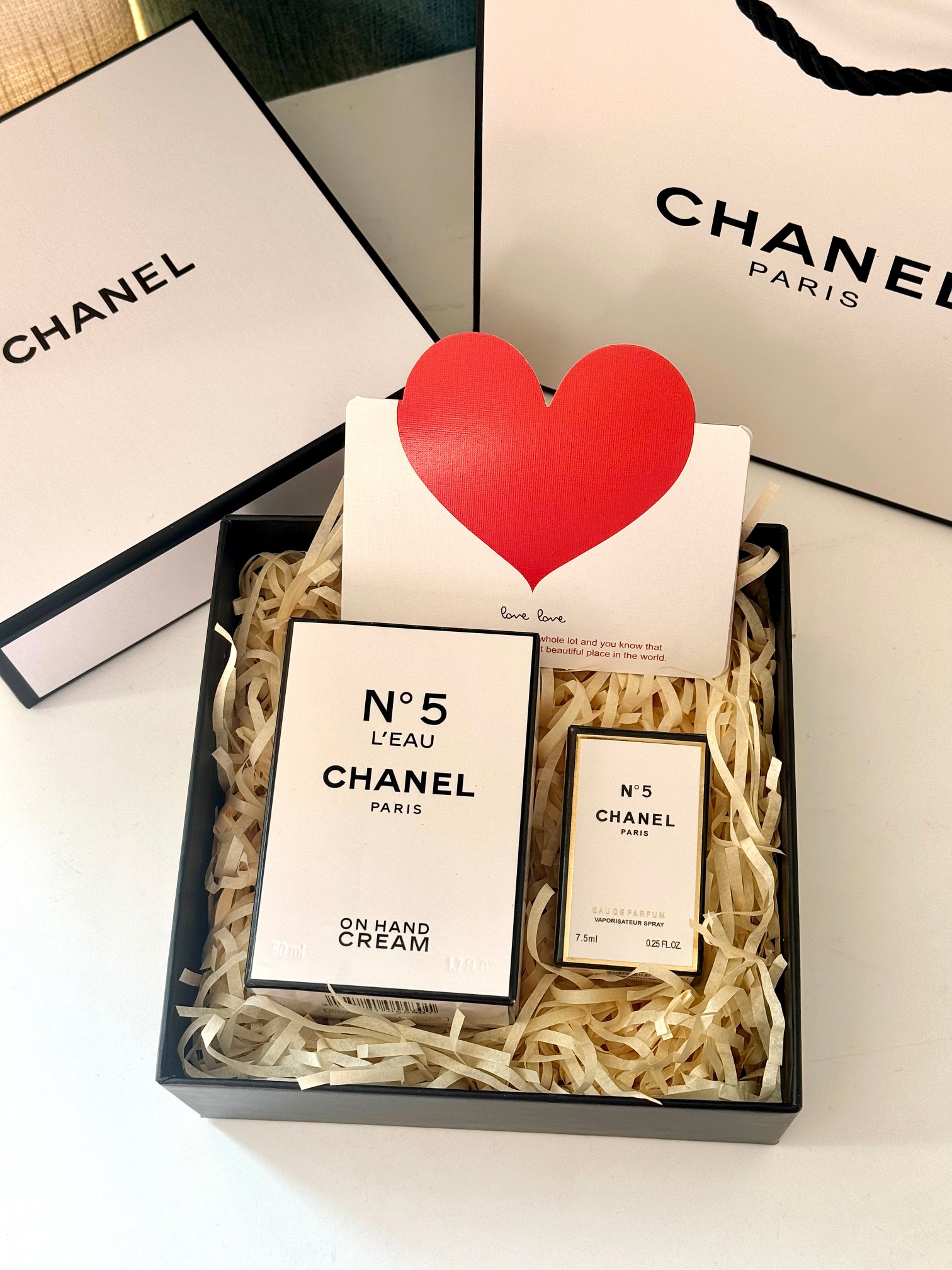 p70！【𝐂𝐡𝐚𝐧𝐞𝐥香奈儿N5护手霜香水明星套盒】

有一种高级叫做香奈儿✔️
没有那个女孩子能抗拒的香奈儿
规格：𝐂𝐡𝐚𝐧𝐞𝐥 N5护手霜+𝐂𝐡𝐚𝐧𝐞𝐥香奈儿黄N5香水

𝐂𝐡𝐚𝐧𝐞𝐥 𝐍𝟓拿在手上就很高级的护手霜
擦了这个护手霜 男盆友不想松开你的手 👋🏼
拥有一双柔软纤细白皙的手
绝对会让你的气质和形象提升不少
俗话说手是女人的第二张脸！！
花高昂的价格去呵护脸部的时候
也千万不要忽视手的重要性 ！
越用越白越用越嫩 
鹅蛋造型也特别可爱 
不管是使用效果还是颜值都炒鸡在线！
上手滋润不油腻，超长留香 超高颜值 ～

香奈儿经典5号香水，相信很多宝宝都用过吧 ~味道好好闻啊 这样子又省了香水钱了！

送老师送闺蜜送朋友都合适