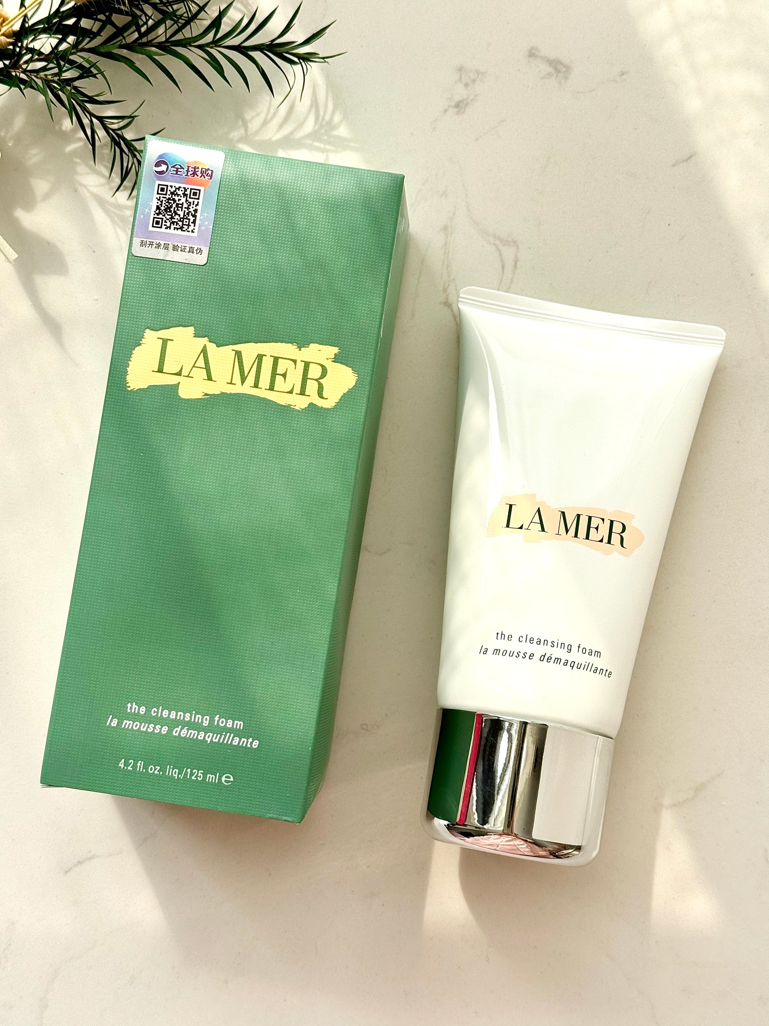 p70!「海蓝之谜璀璨净透洁面125ML」
掌柜重磅推荐给大家!买到就是赚到!正儿八经的渠D货源!毒家防伪细节!物超所值,一年可能都遇不到一次!免sui 毒家内部渠D流通,旁人都接触不到的逆T浮力喔!
打铁还需自身硬!渠D太屌了,每盒都带全球购防伪贴,并附赠cdf三亚免税城购物袋,防伪贴刮开涂层扫码查询输入串码即可显示正规产品!!超值白菜价!就一批 !姐妹们!且抢且珍惜!
海蓝之谜洗面奶回头率极高的一款洗面奶,就算是及其脆弱的干性肌肤都可以放心使用。因为非常温和保湿,洗后一点也不紧绷,痘痘,油性肌肤都可以使用,会感觉很清爽舒适,深层清洁效果也很好,而且坚持使用皮肤都会变细滑很多,淡化痘印和均匀肤色的效果也很好👍 Lamer海蓝之谜独家专利—“磁解水”犹如一块天然洁面布,能产生丰富细腻的泡沫,展现出色的清洁功效,帮助皮肤油脂分泌恢复到最平衡的状态。
【每瓶都有胶条包装,不支持拆封试用!!敬请谅解!!】