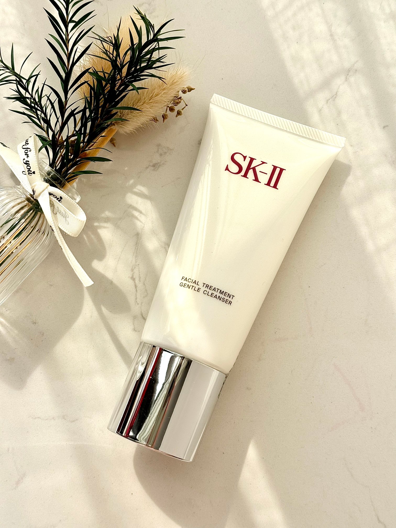 「SK2氨基酸洗面奶120g」 掌柜重磅推荐给大家!买到就是赚到!正儿八经的渠D货源!毒家防伪细节!物超所值,一年可能都遇不到一次!免sui 毒家内部渠D流通,旁人都接触不到的逆T浮力喔! 打铁还需自身硬!渠D太屌了,每盒都带海南离岛免sui商品追溯码,并附赠海南三亚免税城购物袋,防伪贴刮开涂层扫码查询输入串码即可显示正规产品 超值白菜价!就一批!姐妹们!且抢且珍惜! SKII氨基酸洗面奶120g 超好用一生推的氨基酸洁面! •sk2氨基酸洁面霜,没有它家的神仙水名气大,但是这款氨基酸洗面奶hin很好用. •味道好闻,有人说是玫瑰味,我闻着像荔枝味😊泡沫也很丰富,每次一点点在手里就能搓出很多泡沫,洗的超级干净的,很细密的泡沫,淡淡玫瑰香味,很好闻,洗完不会假滑,很干净光滑的感觉.超级棒,日本排名第一的洁面.蕴含浓缩PiteraTM修护成份,可以活化肌肤天然的再生循环,并平衡洗脸后的肌肤酸碱值.它不含香精与色素. 【每瓶都有胶条包装,不支持拆封试用 敬请谅解 】