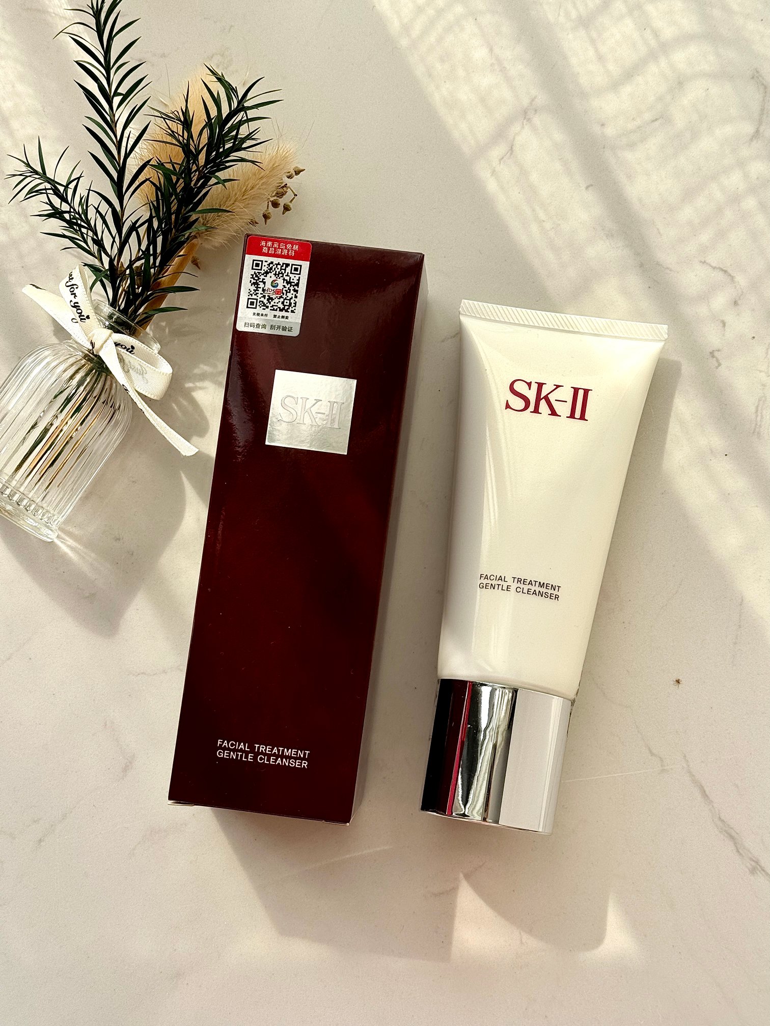 「SK2氨基酸洗面奶120g」 掌柜重磅推荐给大家!买到就是赚到!正儿八经的渠D货源!毒家防伪细节!物超所值,一年可能都遇不到一次!免sui 毒家内部渠D流通,旁人都接触不到的逆T浮力喔! 打铁还需自身硬!渠D太屌了,每盒都带海南离岛免sui商品追溯码,并附赠海南三亚免税城购物袋,防伪贴刮开涂层扫码查询输入串码即可显示正规产品 超值白菜价!就一批!姐妹们!且抢且珍惜! SKII氨基酸洗面奶120g 超好用一生推的氨基酸洁面! •sk2氨基酸洁面霜,没有它家的神仙水名气大,但是这款氨基酸洗面奶hin很好用. •味道好闻,有人说是玫瑰味,我闻着像荔枝味😊泡沫也很丰富,每次一点点在手里就能搓出很多泡沫,洗的超级干净的,很细密的泡沫,淡淡玫瑰香味,很好闻,洗完不会假滑,很干净光滑的感觉.超级棒,日本排名第一的洁面.蕴含浓缩PiteraTM修护成份,可以活化肌肤天然的再生循环,并平衡洗脸后的肌肤酸碱值.它不含香精与色素. 【每瓶都有胶条包装,不支持拆封试用 敬请谅解 】