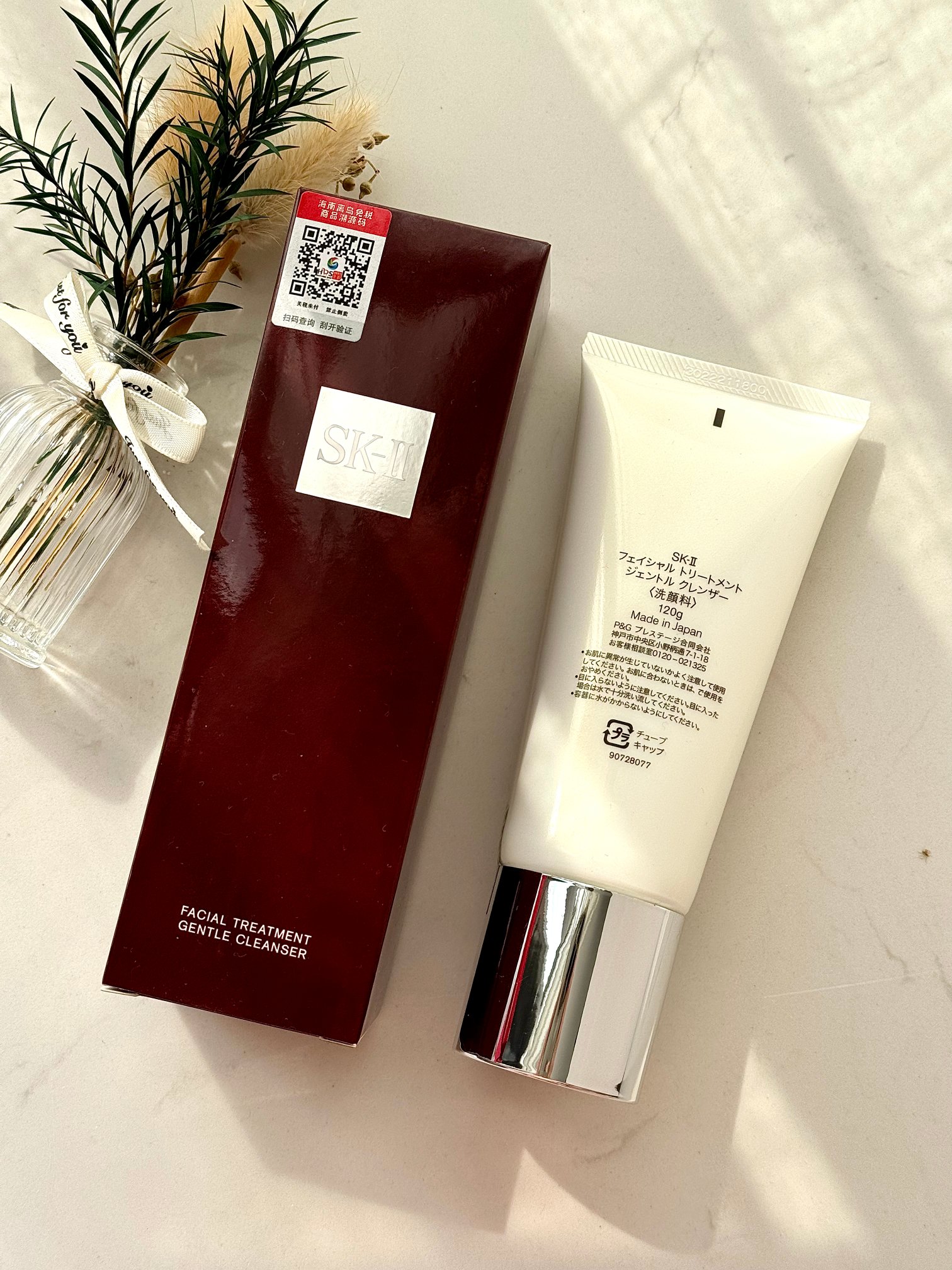 「SK2氨基酸洗面奶120g」 掌柜重磅推荐给大家!买到就是赚到!正儿八经的渠D货源!毒家防伪细节!物超所值,一年可能都遇不到一次!免sui 毒家内部渠D流通,旁人都接触不到的逆T浮力喔! 打铁还需自身硬!渠D太屌了,每盒都带海南离岛免sui商品追溯码,并附赠海南三亚免税城购物袋,防伪贴刮开涂层扫码查询输入串码即可显示正规产品 超值白菜价!就一批!姐妹们!且抢且珍惜! SKII氨基酸洗面奶120g 超好用一生推的氨基酸洁面! •sk2氨基酸洁面霜,没有它家的神仙水名气大,但是这款氨基酸洗面奶hin很好用. •味道好闻,有人说是玫瑰味,我闻着像荔枝味😊泡沫也很丰富,每次一点点在手里就能搓出很多泡沫,洗的超级干净的,很细密的泡沫,淡淡玫瑰香味,很好闻,洗完不会假滑,很干净光滑的感觉.超级棒,日本排名第一的洁面.蕴含浓缩PiteraTM修护成份,可以活化肌肤天然的再生循环,并平衡洗脸后的肌肤酸碱值.它不含香精与色素. 【每瓶都有胶条包装,不支持拆封试用 敬请谅解 】