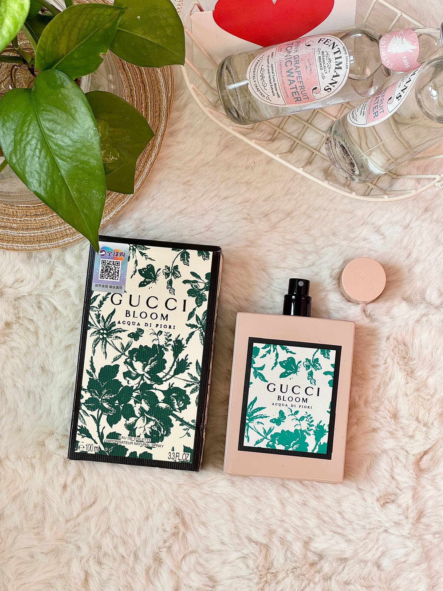 p90!专柜原单品质!【GUCCI古驰繁华盛宴系列之水花悦繁花绿意盛开EDT淡香水100ML】掌柜重磅推荐给大家!正儿八经的渠D货源!每盒都带全球购防伪贴,并附赠海南免税城购物袋,全球购防伪贴刮开涂层扫码查询输入串码即可显示正规产品!!
关键掌柜这真的是白菜价,错过拍断大腿都没用!
BLOOM Acqua Di Fiori 繁花之水女士香水
【香调】:花香调
【前调】:白波斯树脂叶 黑醋栗芽
【中调】:晚香玉 茉莉 使君子
【后调】:檀木 麝香
古驰Gucci Bloom花木混合女士香水斩男香 古驰繁华盛宴香水100ml GucciBloom植物花纹包装,方形瓷瓶与复古灰粉色的结合,一点复古+一点骚气+一点性冷淡,有种70年代的复古风潮!味道走的淡雅风 美貌与内在并存的东西真的不多了
⚠️ 关于香水售后:香水都是塑封包装 只要拆封 试用过 影响到二次销售 一律不退换 介意者 慎买 敬请谅解 ❗️