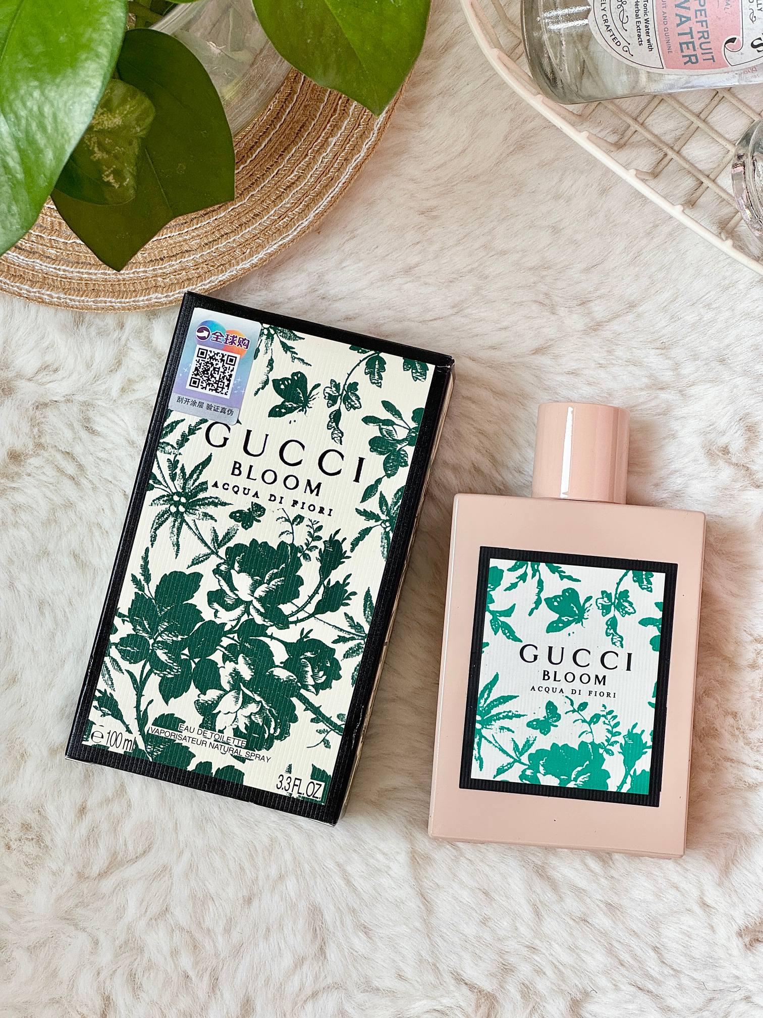 p90!专柜原单品质!【GUCCI古驰繁华盛宴系列之水花悦繁花绿意盛开EDT淡香水100ML】掌柜重磅推荐给大家!正儿八经的渠D货源!每盒都带全球购防伪贴,并附赠海南免税城购物袋,全球购防伪贴刮开涂层扫码查询输入串码即可显示正规产品!!
关键掌柜这真的是白菜价,错过拍断大腿都没用!
BLOOM Acqua Di Fiori 繁花之水女士香水
【香调】:花香调
【前调】:白波斯树脂叶 黑醋栗芽
【中调】:晚香玉 茉莉 使君子
【后调】:檀木 麝香
古驰Gucci Bloom花木混合女士香水斩男香 古驰繁华盛宴香水100ml GucciBloom植物花纹包装,方形瓷瓶与复古灰粉色的结合,一点复古+一点骚气+一点性冷淡,有种70年代的复古风潮!味道走的淡雅风 美貌与内在并存的东西真的不多了
⚠️ 关于香水售后:香水都是塑封包装 只要拆封 试用过 影响到二次销售 一律不退换 介意者 慎买 敬请谅解 ❗️