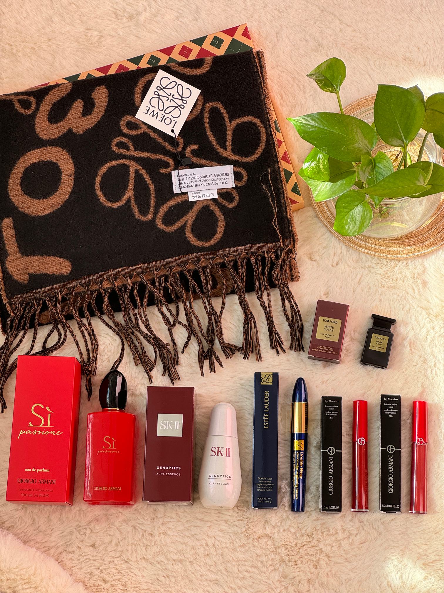 P150!(配打包箱 报单发内里图) 情人节🎄来喽~ 你们的礼物都准备好了吗?我愿意做你们爱情使者哦!赶紧找我买礼盒叭🎁有心的人都是提早准备的❤ 🥂:精美礼盒 送她更体面〰 爱要大声说出来 新一代表白利器幸福感爆棚❤ 解决直男选礼物的苦恼😖 一款有品位的礼盒,懂她想要的🎁 内含:罗意威黑咖色围巾🧣+阿玛尼红色挚爱100ml香水正装+Sk-2小灯泡正装+雅诗兰黛睫毛膏正装+阿玛尼唇釉206#正装+阿玛尼唇釉405#正装+TF香水7.5ml+拉菲草! 全部为当家热门系列,一应俱全! “别出心裁的礼物 送给最爱的她”❤