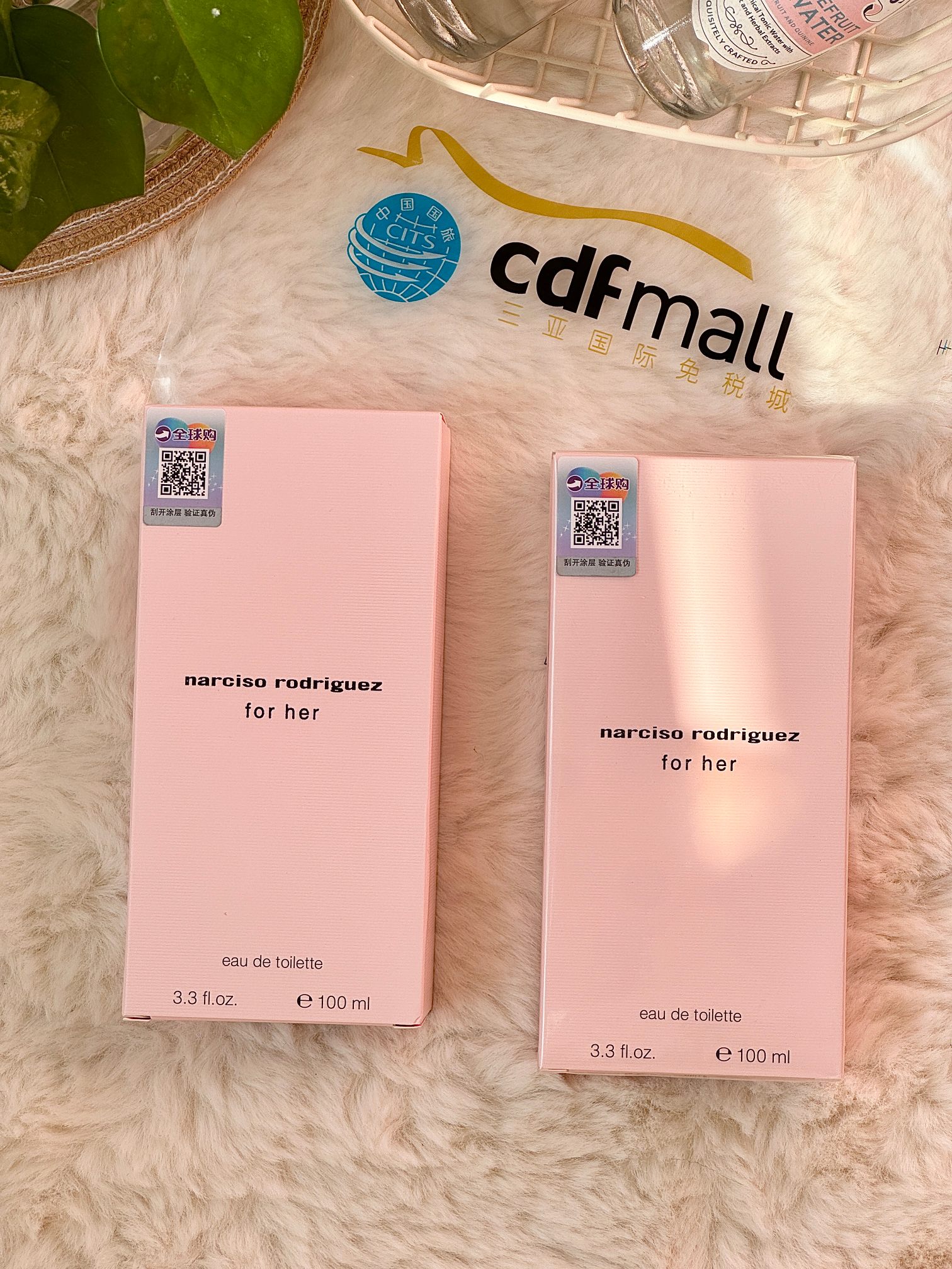 p110！（配手提袋）专柜原单品质！
【 NARCISO RODRIGUEZ/纳西素•罗德里格斯for her同名女士淡香水100ml】掌柜重磅推荐给大家！正儿八经的渠D货源！每盒都带全球购防伪贴，并附赠cdf三亚免税城购物袋，防伪贴刮开涂层扫码查询输入串码即可显示正规产品！！
关键掌柜这真的是白菜价，错过拍断大腿都没用！
纳西素黑瓶100ml
Narciso Rodriguez for her纳西素香水 渣女海王斩男香 ～
❤️ 首先外观不用多说，很多妹子肯定都是被它瓶子貌美先吸引的，瓶身简洁大方，线条利落，而且黑色有点禁欲系女神的感觉，精致又高级，宛如一件精美的艺术品，浑身充满了神秘感！令人神往忍不住着迷～ 
香调：花香木质麝香调
前调： 桂花、橙花、香柠檬
中调：麝香、琥珀
后调：香根草、香草、广藿香
前调整体花香味比较明显，淡淡的橙子和桂花香的味道（真的要鼻子贴在皮肤上能细细的闻出来），桂花香比橙味持久点，后面就开始慢慢的散发出麝香的味道了。淡香给人有种若有若无的感觉，丝丝透露出香味，特别清新优雅。

⚠️ 关于香水售后：香水都是塑封包装  只要拆封 试用过 影响到二次销售 一律不退换  介意者 慎买  敬请谅解 ❗️