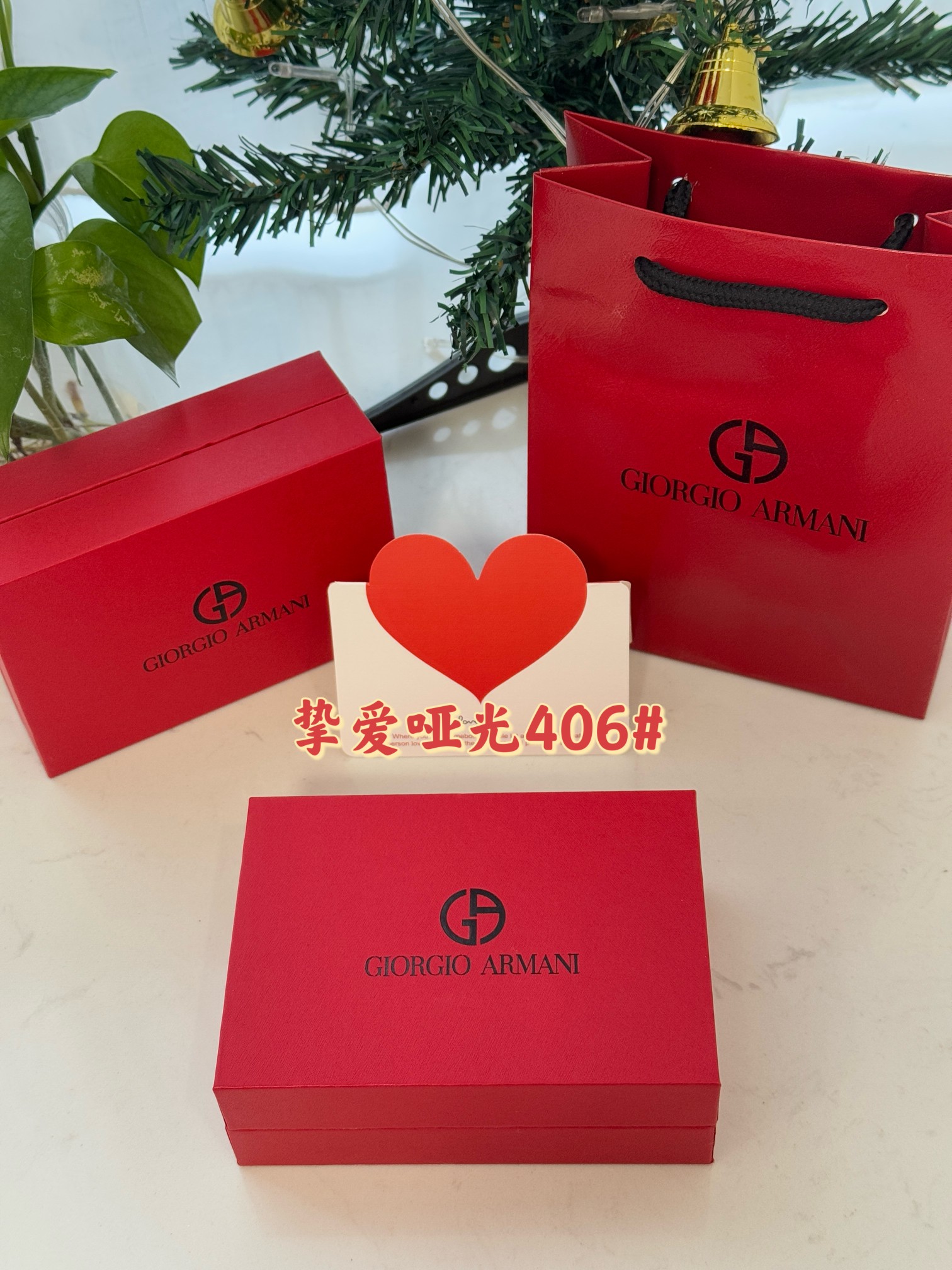 专柜原单!磁吸盖子可听视频声音! (配专柜全套包装) 🎬口红膏体全部放大几倍拍摄细节!绝对不是低档货!放心购入! 阿玛尼挚爱哑光406# 全新的红黑管设计,撞色看起来既高级又大胆,盖子和管身的接口处标志性的logo采用磁贴吸附,超有质感! 掌柜重磅推荐给大家!正儿八经的渠D货源!每盒都带海南离岛免税商品追溯码,并附赠海南免税购物袋,防伪贴刮开涂层扫码查询输入串码即可显示正规产品 掌柜内部私下渠D得来,绝对是牛货!美中不足的是物以稀为贵,就一批几十盒,手慢无! 阿玛尼挚爱哑光406# 可以说是玫瑰色当中的佼佼者了,首先是它的颜色,这只色号当中浓郁比较浓稠. 比起以往的玫瑰色号剥离了玫瑰豆沙的温柔质感,反而加入了一些热情活泼的红宝石. 所以整体色调是属于那种暗调偏梅子的红,带有一点玫调,没有那么浓艳也没有那么暗淡,颜色刚刚好,非常衬人的肤色. 也很适合气质风小姐姐,颜色的饱和度比较高,显色度非常好,所以唇色深的小姐妹也是不用担心的. 哑光雾面的妆感丝滑和水润自然是不用说了,上嘴之后不显唇纹,反而让唇部变得很立体饱满,颜色真的是没话说~