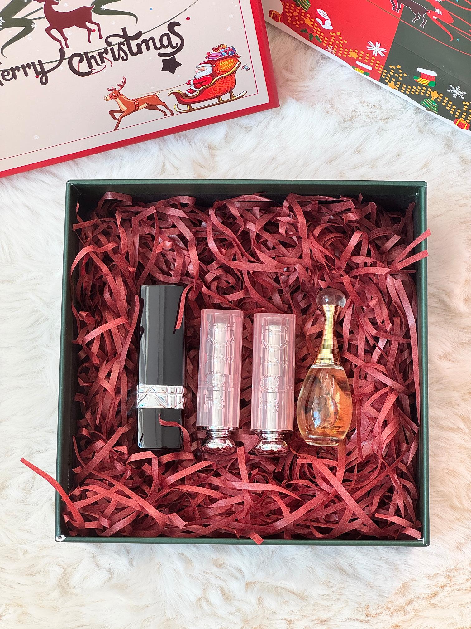 内含:迪奥999#口红+迪奥001#+迪奥004#+迪奥真我香氛5ml+拉菲草 5