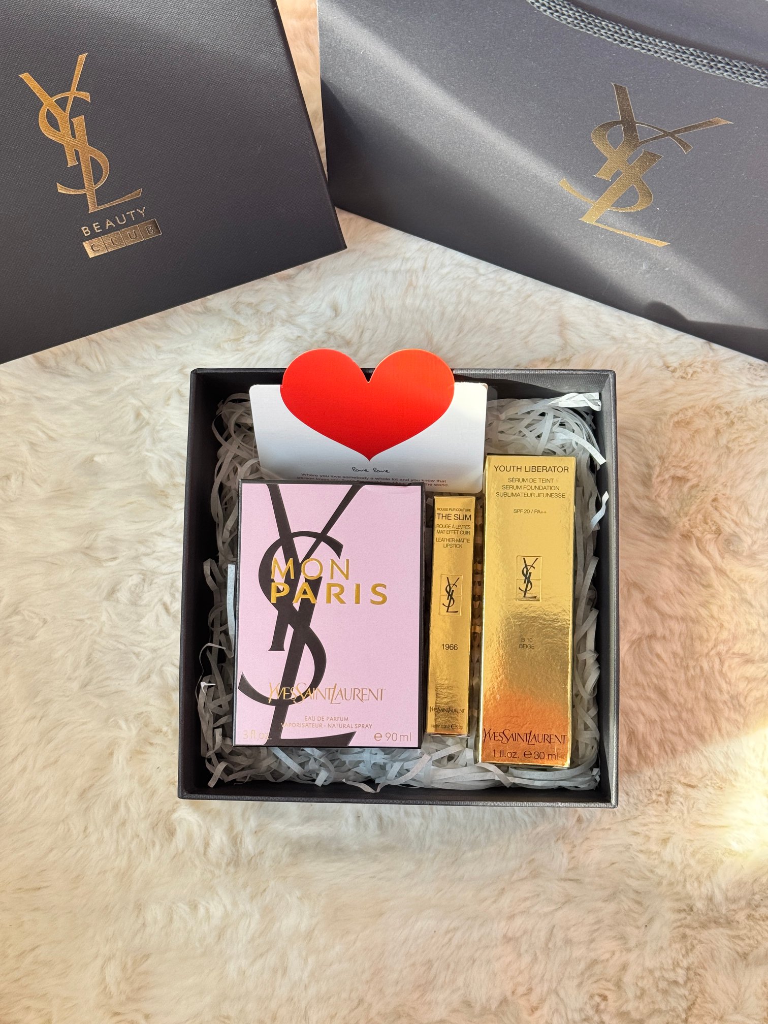 120！圣罗兰反转女神三件套！
#铁了心都要入，一生只做一件事，一生只爱一个人，我爱你，你随意#！你的倾国倾城，我的一眼万年，送与最爱之人！
内含：ysl黑鸦片90ml+ysl1966#色号口红+ysl逆龄粉底液B10#色号+爱心卡片+拉菲草！
［Ysl逆龄粉底液］传说中的女神粉底液。
越用越持久的底妆让你变成夜间小精灵
首款有护肤功效的粉底液质地偏稠
流动性不大但是延展性很不错
滋润度很高遮瑕力也可
就算是冬天用和皮肤贴合的很好不起皮不浮粉
「YSL反转巴黎」
 行走的‘春’药，一个字甜，两个字很甜，三个字非常甜，醉强失魂斩男香！传说中让男生欲生欲死，欲罢不能！好闻到哭泣 ！花果香甜真的超让人舒服！
前调佛手柑，草莓，树莓
(浪漫果香，愉悦兴奋)
中调：曼陀罗，橙花，茉莉花，白芍药
(花香迷醉，激情炙热)
尾调：广藿香，龙涎香醚，鲜苔结晶
(深邃浓郁，沉迷爱恋)
 
「YSL圣罗兰小金条1966#」
浓郁暖调红棕色，简直美到哭泣！
薄涂是一种元气满满的橘调，显得整个人都活力四射，日常通勤的姐妹可以薄涂！
厚涂就是那种超有氛围感的红棕色，气场瞬间全开，立马变身气场一米八的拽姐，走在街上都是焦点中的焦点！显白神器当之无愧！！