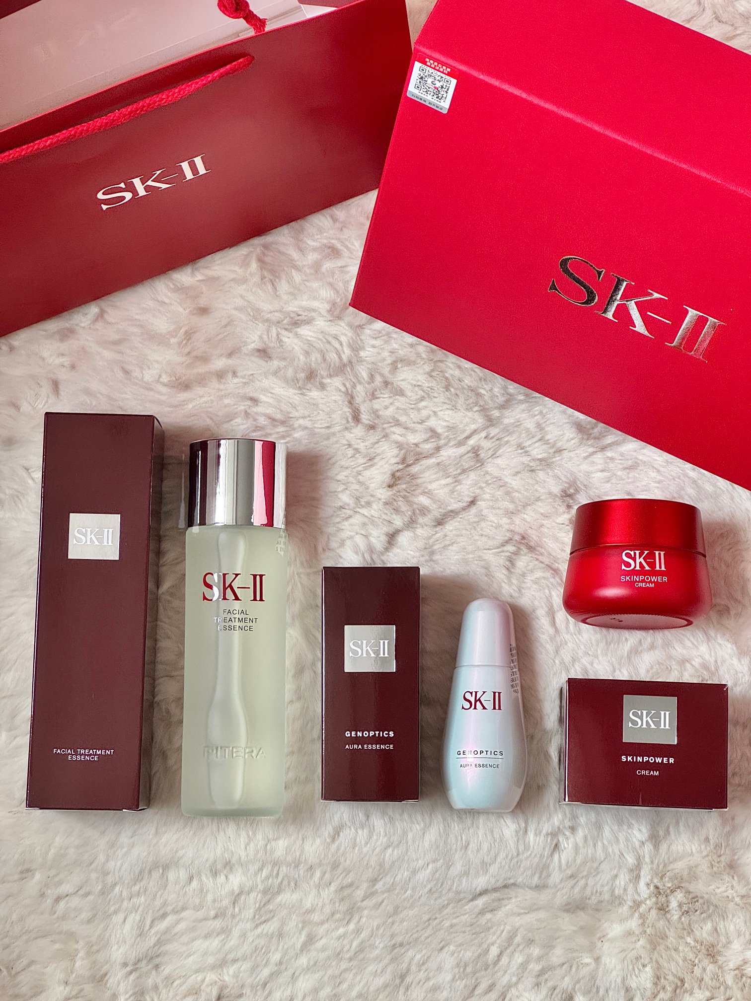 💰125!(下单发内里产品图)#士为知己者死,女为悦己者容,传说中的仙女都在用#【SKll 新款韩流美肌神仙水三件套限定礼盒】掌柜正儿八经的渠D货源!每盒都带海南离岛免税商品追溯码,并附赠海南三亚免税城购物袋,防伪贴刮开涂层扫码查询输入串码即可显示正规产品!!
内含:神仙水230ml+大红瓶面霜80g+小灯泡30ml+爱心贺卡+拉菲草!每瓶都有胶条包装,不支持拆封试用,一经使用概不退换!敬请谅解!砖柜稀有礼盒,兄弟姐妹们都抢起来!掌柜这种白菜价,学生党也可以买买买!
听掌柜的话,这一套是定一要入的!均是SK家主打款!珍惜掌柜仅有的十几盒,且抢且珍惜!全方位呵护各位的脸,打造神仙颜值!一整天下来皮也肤不会紧绷,摸起来Q弹带滑,光泽透亮!
礼盒在手,天下我有!熬醉晚的夜,用醉贵的SKll!既然代狗炒鸡难抢,那何必不来掌柜这一探究竟呢?逆T礼盒,白菜价!闭眼入!