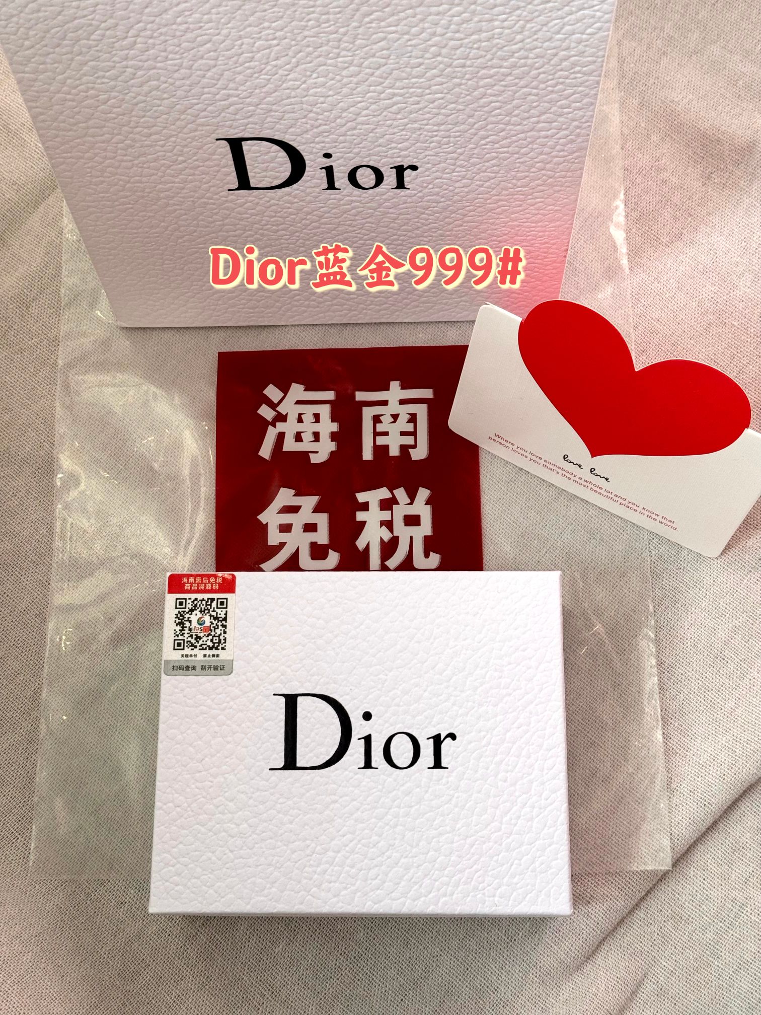 P80!配全套礼盒包装#送点讨喜的礼物不容易#【Dior999#单只小礼盒】掌柜重磅推荐给大家!渠道货源!每盒都带免税直邮防伪贴,扫码查询输入串码即可显示正规产品!世界上没有丑女,只有不会打扮的女人!没有女生可以拒绝这一套!真的贼好看!
999#复古正红色, 百看不厌 特别显白 ,气场炸开的那种正红色的天花板 ,适合任何场合,一定要收走!!自留款!!
送礼物不知道送什么的,真的推荐这支Di0r口红!送谁谁都爱!