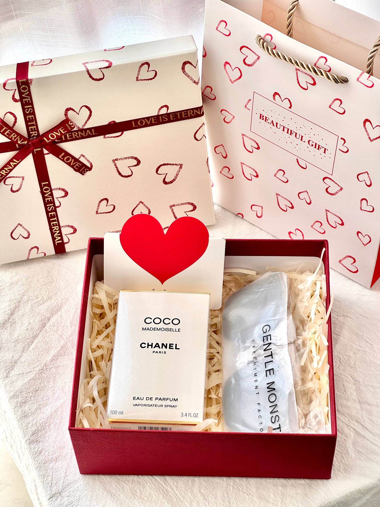 p100!3.8妇女节福利!(配打包箱)铁了心都要入,一生只做一件事,一生只爱一个人,我爱你,你随意#【香奈儿coco墨镜礼盒】你的倾国倾城,我的一眼万年,送与最爱之人!
内含:香奈儿coco香水100ml+GM随机灰色墨镜+拉菲草+爱心卡片!
满满的仪式感!
三八妇女节福利优选!!
送人自留都是非常完美的!闭眼入!
⚠️香水全部塑封包装‼️不支持拆封试用‼️一旦拆封影响到二次销售不退不换‼️敬请谅解‼️