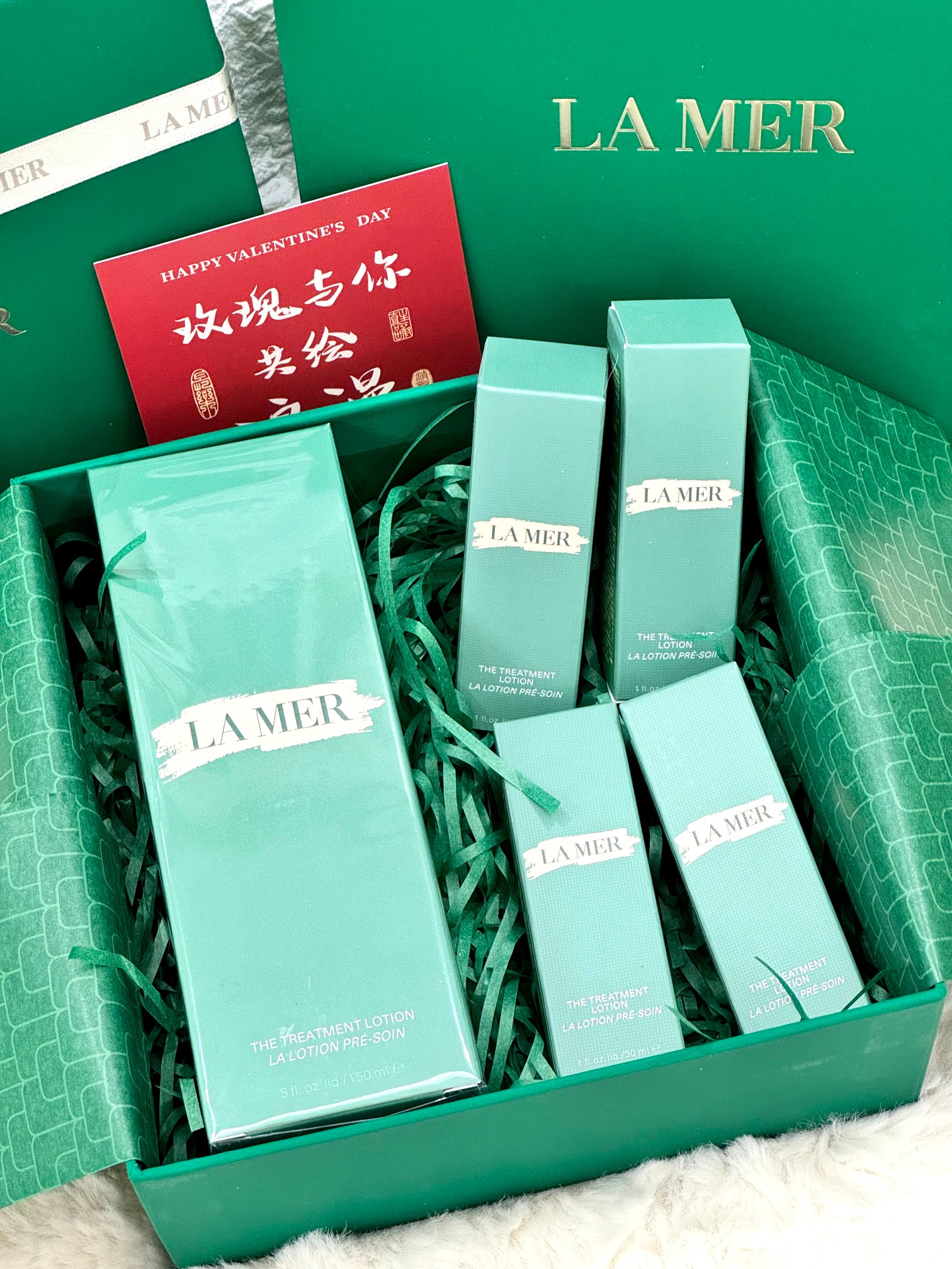 p160 !(配打包箱) 𝐋𝐀𝐌𝐄𝐑海蓝之谜精粹水一拖4尊享限定礼盒!!配中文贴! 套盒内含: 海蓝之谜精粹水正装150ml×1 海蓝之谜精粹水小样30ml×4 掌柜重磅推荐给大家!买到就是赚到!掌柜正儿八经的渠D货源!每盒都带海南离岛免税商品追溯码,并附赠海南免税城包装袋,商品防伪贴刮开涂层扫码查询输入串码即可显示正规产品!! 关键掌柜这是真的白菜价,错过拍断大腿都没用! lamer精粹水,一瓶能用个大半年算下来跟普通水价格差不多,效果却是普通水比不了的☝很多人用完精粹水就想入一整套修复能力极好!!烂脸的救星 LAMER 海蓝之谜修护精萃液,有着保湿、强化皮肤、镇定、补充营养、光彩等多样效果的精华液,让肌肤从里开始补充能量,让肌肤健康光泽。精华液使用在化妆水之后,在手上滴2-3或浸湿化妆棉使用都可以! ⚠️塑封包装❗️不支持拆封试用❗️塑封撕毁影响到二次销售不退不换❗️敬请谅解‼️