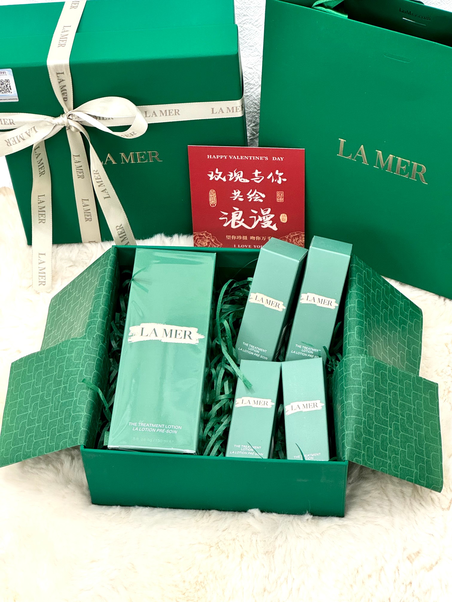 p160 !(配打包箱) 𝐋𝐀𝐌𝐄𝐑海蓝之谜精粹水一拖4尊享限定礼盒!!配中文贴! 套盒内含: 海蓝之谜精粹水正装150ml×1 海蓝之谜精粹水小样30ml×4 掌柜重磅推荐给大家!买到就是赚到!掌柜正儿八经的渠D货源!每盒都带海南离岛免税商品追溯码,并附赠海南免税城包装袋,商品防伪贴刮开涂层扫码查询输入串码即可显示正规产品!! 关键掌柜这是真的白菜价,错过拍断大腿都没用! lamer精粹水,一瓶能用个大半年算下来跟普通水价格差不多,效果却是普通水比不了的☝很多人用完精粹水就想入一整套修复能力极好!!烂脸的救星 LAMER 海蓝之谜修护精萃液,有着保湿、强化皮肤、镇定、补充营养、光彩等多样效果的精华液,让肌肤从里开始补充能量,让肌肤健康光泽。精华液使用在化妆水之后,在手上滴2-3或浸湿化妆棉使用都可以! ⚠️塑封包装❗️不支持拆封试用❗️塑封撕毁影响到二次销售不退不换❗️敬请谅解‼️