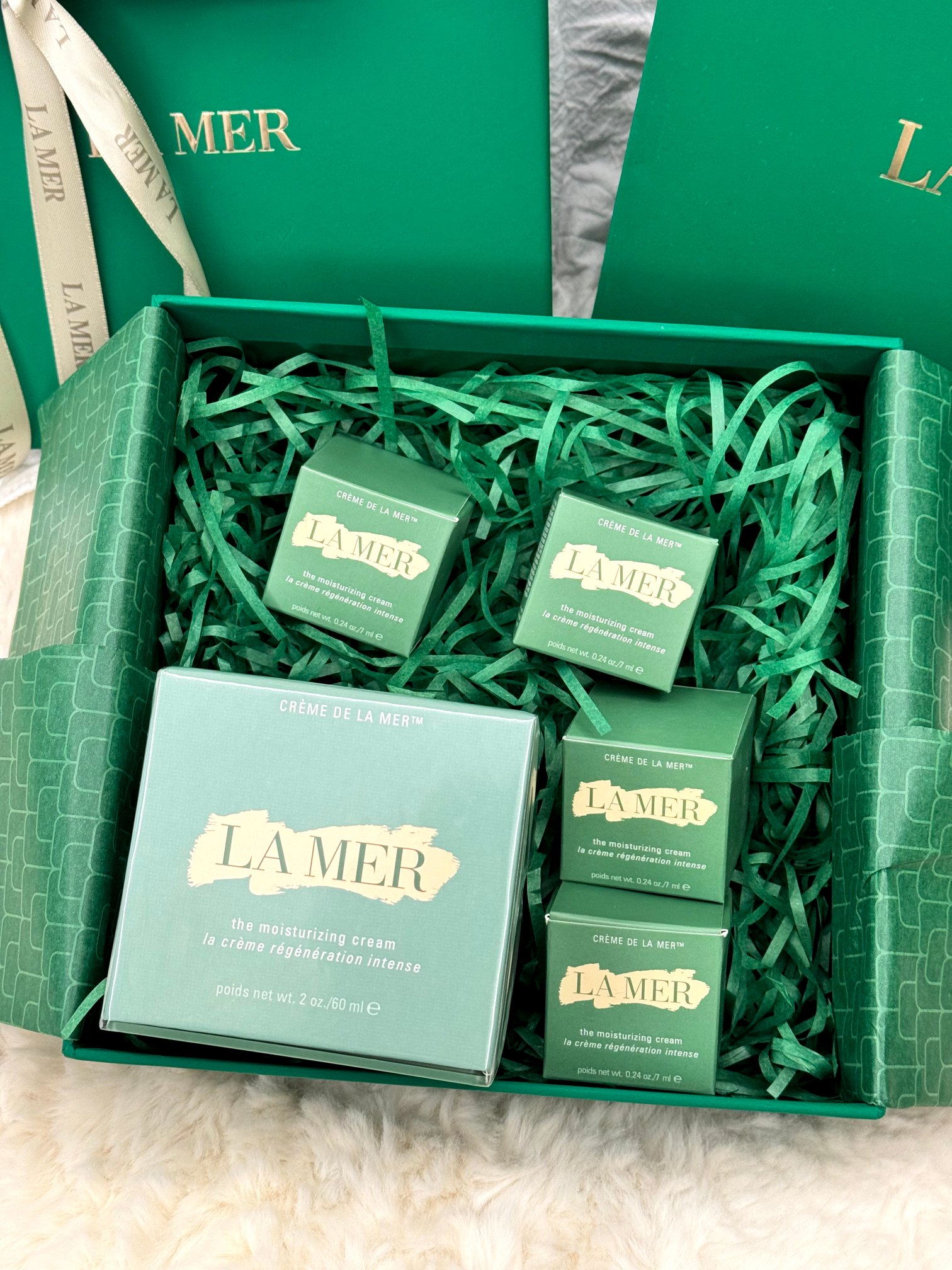 p140!(配打包箱)
𝐋𝐀𝐌𝐄𝐑海蓝之谜精华乳霜一拖4尊享限定礼盒!!配中文贴!
套盒内含:
海蓝之谜精华乳霜正装60ml×1
海蓝之谜精华乳霜小样7ml×4
掌柜重磅推荐给大家!买到就是赚到!掌柜正儿八经的渠D货源!每盒都带海南离岛免税商品追溯码,并附赠海南免税城包装袋,商品防伪贴刮开涂层扫码查询输入串码即可显示正规产品!!
关键掌柜这是真的白菜价,错过拍断大腿都没用!
Lamer 海蓝之谜精华柔润乳霜一生推,质地轻薄易吸收,而且很滋润,重點是不用擔心起脂肪粒。和精华霜的滋润度差不多,如果你用面霜又想偷懒不乳化,这款一定最适合你!紧致修护一瓶就够!!熬夜少女肌的秘密乳霜!!
第二天起床不是暗黄的垮脸而是带着自然光泽的饱满紧致肌肤
⚠️塑封包装❗️不支持拆封试用❗️塑封撕毁影响到二次销售不退不换❗️敬请谅解‼️