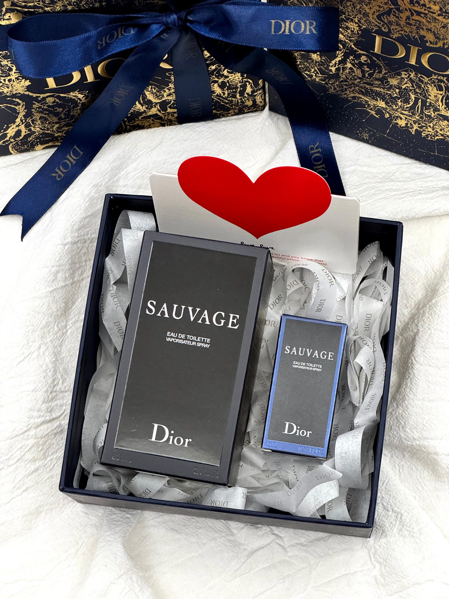 P120!(专柜原单)#让你的女人把持不住的味道,男人一生总得有次这样的体验#
【迪奥旷野淡香系列50ML加赠旷野小样10ml两件套盒】震撼业界,男人一生总得有一瓶!!
【磁吸一体瓶盖+内里浮雕logo+透明瓶身】洒洒水就能秒掉,因为这种价格实在太白菜!抢到就是赚到!官网同步在售!光冲这个礼盒颜值都要抢!真的一眼上头!礼盒从外到内从内到外满满珍版细节!开盖即是惊艳,拉菲草都是带logo~ 毒家版,区别市面任意通货,咱家这是正儿八经的渠D牛货,代狗同源!手速要快!
⚠️香水全部都是塑封包装❗️不支持拆封试用❗️影响到二次销售不退不换❗️敬请谅解‼️
王俊凯同款!!!据说是最好闻的男香之一!
柠檬与胡椒的前调是清凉与辛辣的结合。感觉跟男神邪魅性感的feel不太一样,是一款比较清冽又温柔的香。
后调有点甜,不是偏女性的甜,充满成熟男人的味道,喜欢中性香的人应该也会很爱。喷洒出的香味,自带野性之美,层次丰富的香调,更让人在举手投足间流露出满满细节的性感,让人为之着迷,开场是略带清冽柑橘气息,令人不绝沉寂清爽,展示了男性的阳光活力和具有冲击感的男友力,随后是雪松和沉香带来的厚重感,让人很安心。斯里兰卡气息的加入可谓点睛之笔,他强化并愈加完整了整体香调,并散发出令人欲罢不能的温润乳香,最后慢慢散开发出东方香调,让整个味道闻起来温柔不会张扬,但是又很性感。
卖珍品渠道的东西无法控制每位铁粉都可以买到!所以数量实在是有限!所以只能按照先下单顺序发货!剁手都要入,绝对不后悔!即使不喷放着装饰都好看!数量稀少!且抢且珍惜!闭眼入!