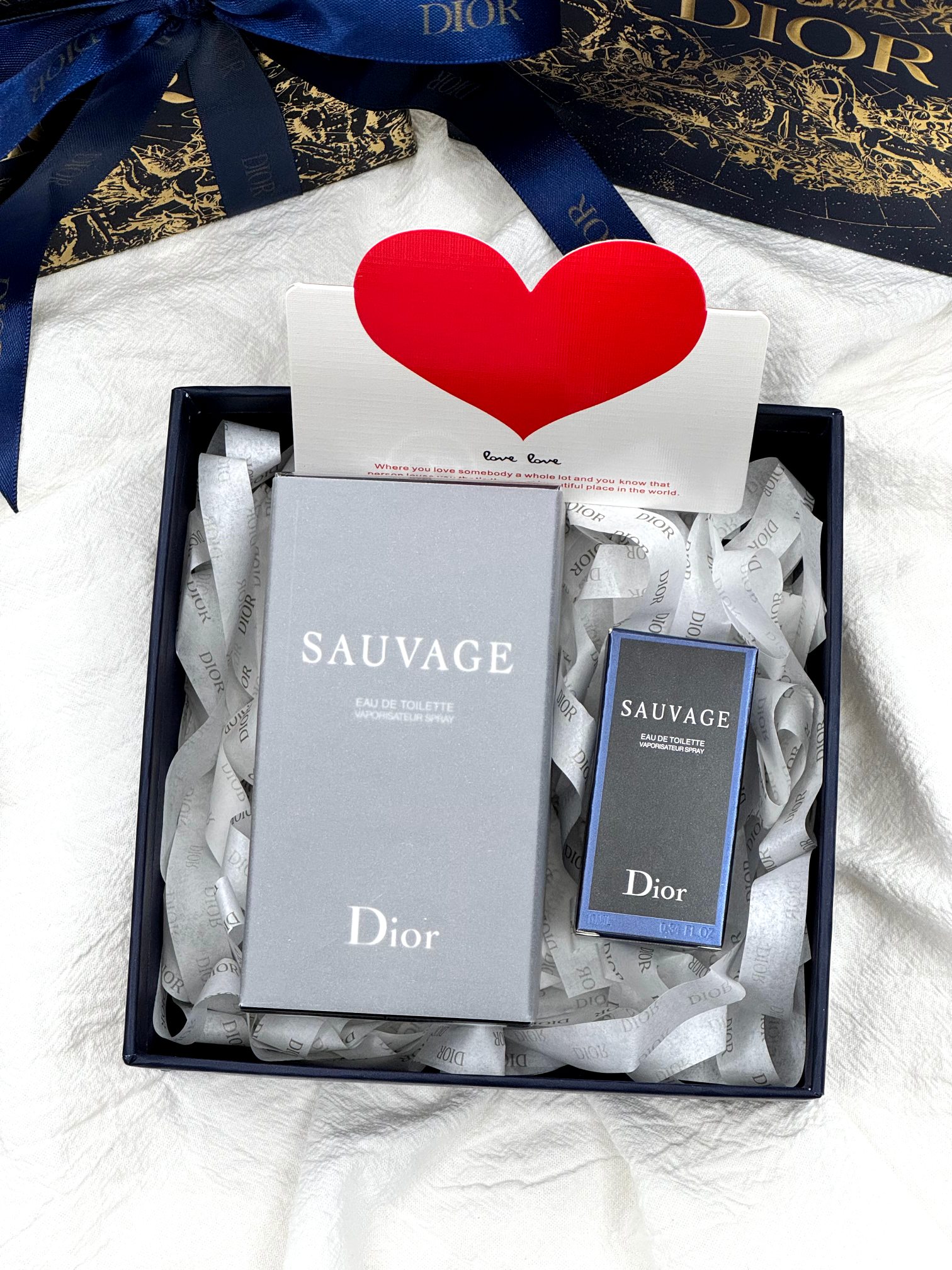 P120!(专柜原单)#让你的女人把持不住的味道,男人一生总得有次这样的体验#
【迪奥旷野淡香系列50ML加赠旷野小样10ml两件套盒】震撼业界,男人一生总得有一瓶!!
【磁吸一体瓶盖+内里浮雕logo+透明瓶身】洒洒水就能秒掉,因为这种价格实在太白菜!抢到就是赚到!官网同步在售!光冲这个礼盒颜值都要抢!真的一眼上头!礼盒从外到内从内到外满满珍版细节!开盖即是惊艳,拉菲草都是带logo~ 毒家版,区别市面任意通货,咱家这是正儿八经的渠D牛货,代狗同源!手速要快!
⚠️香水全部都是塑封包装❗️不支持拆封试用❗️影响到二次销售不退不换❗️敬请谅解‼️
王俊凯同款!!!据说是最好闻的男香之一!
柠檬与胡椒的前调是清凉与辛辣的结合。感觉跟男神邪魅性感的feel不太一样,是一款比较清冽又温柔的香。
后调有点甜,不是偏女性的甜,充满成熟男人的味道,喜欢中性香的人应该也会很爱。喷洒出的香味,自带野性之美,层次丰富的香调,更让人在举手投足间流露出满满细节的性感,让人为之着迷,开场是略带清冽柑橘气息,令人不绝沉寂清爽,展示了男性的阳光活力和具有冲击感的男友力,随后是雪松和沉香带来的厚重感,让人很安心。斯里兰卡气息的加入可谓点睛之笔,他强化并愈加完整了整体香调,并散发出令人欲罢不能的温润乳香,最后慢慢散开发出东方香调,让整个味道闻起来温柔不会张扬,但是又很性感。
卖珍品渠道的东西无法控制每位铁粉都可以买到!所以数量实在是有限!所以只能按照先下单顺序发货!剁手都要入,绝对不后悔!即使不喷放着装饰都好看!数量稀少!且抢且珍惜!闭眼入!