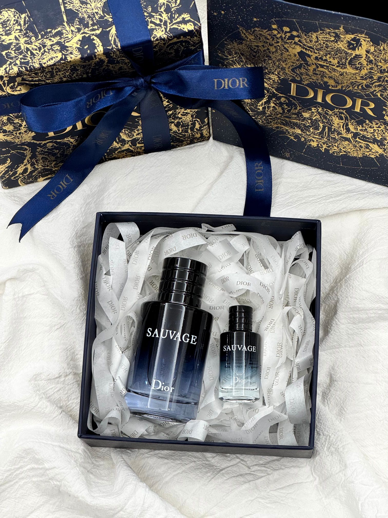 P120!(专柜原单)#让你的女人把持不住的味道,男人一生总得有次这样的体验#
【迪奥旷野淡香系列50ML加赠旷野小样10ml两件套盒】震撼业界,男人一生总得有一瓶!!
【磁吸一体瓶盖+内里浮雕logo+透明瓶身】洒洒水就能秒掉,因为这种价格实在太白菜!抢到就是赚到!官网同步在售!光冲这个礼盒颜值都要抢!真的一眼上头!礼盒从外到内从内到外满满珍版细节!开盖即是惊艳,拉菲草都是带logo~ 毒家版,区别市面任意通货,咱家这是正儿八经的渠D牛货,代狗同源!手速要快!
⚠️香水全部都是塑封包装❗️不支持拆封试用❗️影响到二次销售不退不换❗️敬请谅解‼️
王俊凯同款!!!据说是最好闻的男香之一!
柠檬与胡椒的前调是清凉与辛辣的结合。感觉跟男神邪魅性感的feel不太一样,是一款比较清冽又温柔的香。
后调有点甜,不是偏女性的甜,充满成熟男人的味道,喜欢中性香的人应该也会很爱。喷洒出的香味,自带野性之美,层次丰富的香调,更让人在举手投足间流露出满满细节的性感,让人为之着迷,开场是略带清冽柑橘气息,令人不绝沉寂清爽,展示了男性的阳光活力和具有冲击感的男友力,随后是雪松和沉香带来的厚重感,让人很安心。斯里兰卡气息的加入可谓点睛之笔,他强化并愈加完整了整体香调,并散发出令人欲罢不能的温润乳香,最后慢慢散开发出东方香调,让整个味道闻起来温柔不会张扬,但是又很性感。
卖珍品渠道的东西无法控制每位铁粉都可以买到!所以数量实在是有限!所以只能按照先下单顺序发货!剁手都要入,绝对不后悔!即使不喷放着装饰都好看!数量稀少!且抢且珍惜!闭眼入!