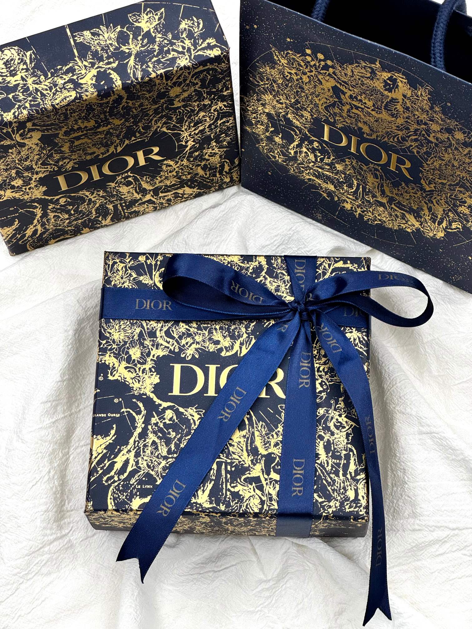 P120!(专柜原单)#让你的女人把持不住的味道,男人一生总得有次这样的体验#
【迪奥旷野淡香系列50ML加赠旷野小样10ml两件套盒】震撼业界,男人一生总得有一瓶!!
【磁吸一体瓶盖+内里浮雕logo+透明瓶身】洒洒水就能秒掉,因为这种价格实在太白菜!抢到就是赚到!官网同步在售!光冲这个礼盒颜值都要抢!真的一眼上头!礼盒从外到内从内到外满满珍版细节!开盖即是惊艳,拉菲草都是带logo~ 毒家版,区别市面任意通货,咱家这是正儿八经的渠D牛货,代狗同源!手速要快!
⚠️香水全部都是塑封包装❗️不支持拆封试用❗️影响到二次销售不退不换❗️敬请谅解‼️
王俊凯同款!!!据说是最好闻的男香之一!
柠檬与胡椒的前调是清凉与辛辣的结合。感觉跟男神邪魅性感的feel不太一样,是一款比较清冽又温柔的香。
后调有点甜,不是偏女性的甜,充满成熟男人的味道,喜欢中性香的人应该也会很爱。喷洒出的香味,自带野性之美,层次丰富的香调,更让人在举手投足间流露出满满细节的性感,让人为之着迷,开场是略带清冽柑橘气息,令人不绝沉寂清爽,展示了男性的阳光活力和具有冲击感的男友力,随后是雪松和沉香带来的厚重感,让人很安心。斯里兰卡气息的加入可谓点睛之笔,他强化并愈加完整了整体香调,并散发出令人欲罢不能的温润乳香,最后慢慢散开发出东方香调,让整个味道闻起来温柔不会张扬,但是又很性感。
卖珍品渠道的东西无法控制每位铁粉都可以买到!所以数量实在是有限!所以只能按照先下单顺序发货!剁手都要入,绝对不后悔!即使不喷放着装饰都好看!数量稀少!且抢且珍惜!闭眼入!