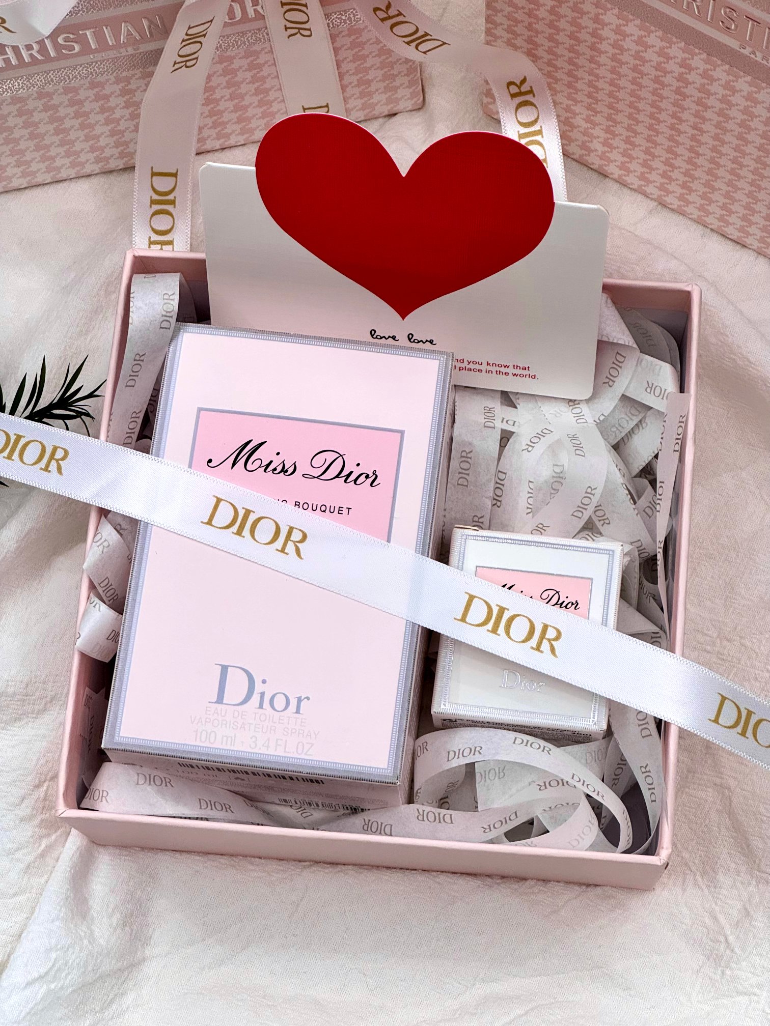 p120!专柜原单!迪奥花漾甜心礼盒版!【迪奥花漾甜心100ML加赠5ml甜心小样香水两件套礼盒】震撼业界,女人一生总得有一瓶!掌柜重磅推荐给大家!官网目前同步在售!光冲这个礼盒颜值都要抢!真的一眼上头!礼盒从外到内从内到外满满珍版细节!开盖即是惊艳,拉菲草都是带logo~ 毒家版,区别市面任意通货,咱家这是正儿八经的渠D牛货,代狗同源!手速要快!
清甜的花果香味,用一次就令人心旷神怡!毕竟这是一种初恋般之味,仿佛自己在谈一场暖意满满,纯情甜蜜的恋爱,感受着爱与被爱,每个女人心中都是有一个浪漫天真的小花园的喔,所以谁都抗拒不了花漾甜心所带来的诗意!
前调:西西里花园,橙,橙花油
中调:牡丹花,玫瑰纯香
基调:广藿香,白麝香
蝴蝶结的颈口很有仪式感,香甜的果香味闻起来就心旷神怡,持久力也超棒!后调可以持续一整天,轻柔烂漫又怡到好处的甜,像一个温柔亲和又高贵有分寸的富家小姐,多一分太腻,少一分则无趣!
闻香识女人很重要,第一瓶香水也很重要!百闻不如一见的花漾甜心,兄弟姐妹们闭眼入!
⚠️ 关于香水售后:香水都是塑封包装 只要拆封 试用过 影响到二次销售 一律不退换 介意者 慎买 敬请谅解 ❗️