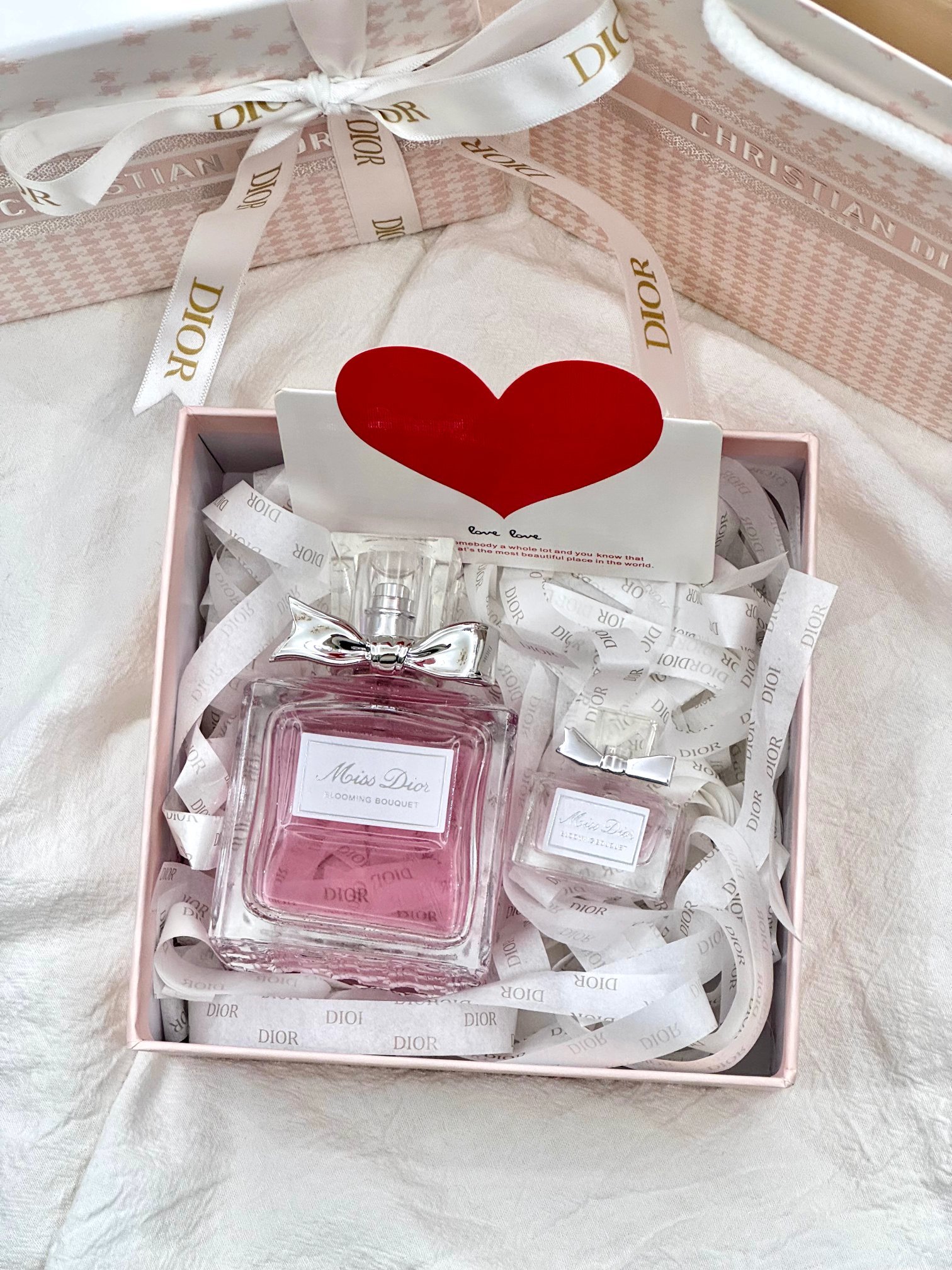 p120!专柜原单!迪奥花漾甜心礼盒版!【迪奥花漾甜心100ML加赠5ml甜心小样香水两件套礼盒】震撼业界,女人一生总得有一瓶!掌柜重磅推荐给大家!官网目前同步在售!光冲这个礼盒颜值都要抢!真的一眼上头!礼盒从外到内从内到外满满珍版细节!开盖即是惊艳,拉菲草都是带logo~ 毒家版,区别市面任意通货,咱家这是正儿八经的渠D牛货,代狗同源!手速要快!
清甜的花果香味,用一次就令人心旷神怡!毕竟这是一种初恋般之味,仿佛自己在谈一场暖意满满,纯情甜蜜的恋爱,感受着爱与被爱,每个女人心中都是有一个浪漫天真的小花园的喔,所以谁都抗拒不了花漾甜心所带来的诗意!
前调:西西里花园,橙,橙花油
中调:牡丹花,玫瑰纯香
基调:广藿香,白麝香
蝴蝶结的颈口很有仪式感,香甜的果香味闻起来就心旷神怡,持久力也超棒!后调可以持续一整天,轻柔烂漫又怡到好处的甜,像一个温柔亲和又高贵有分寸的富家小姐,多一分太腻,少一分则无趣!
闻香识女人很重要,第一瓶香水也很重要!百闻不如一见的花漾甜心,兄弟姐妹们闭眼入!
⚠️ 关于香水售后:香水都是塑封包装 只要拆封 试用过 影响到二次销售 一律不退换 介意者 慎买 敬请谅解 ❗️