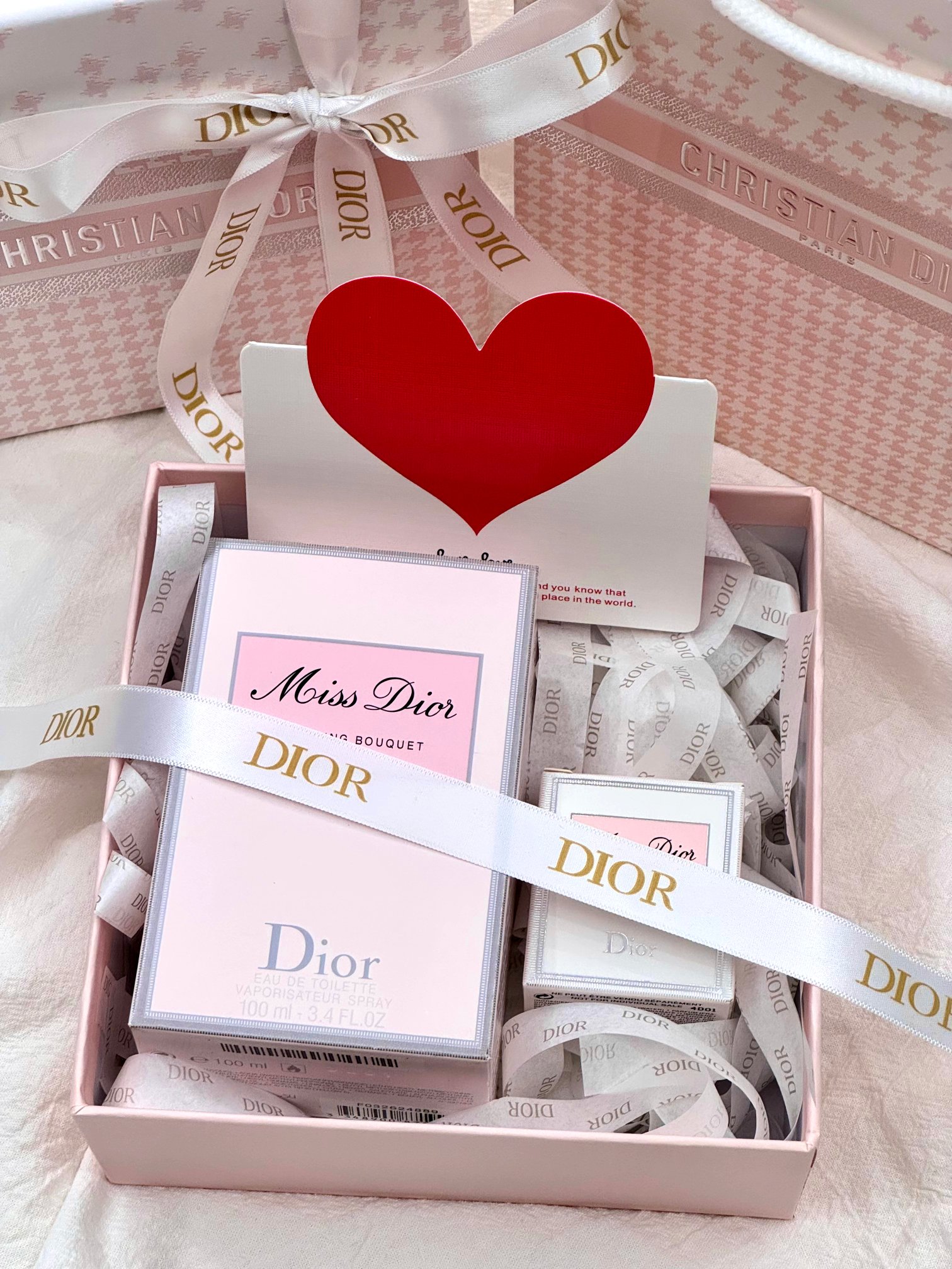 p120!专柜原单!迪奥花漾甜心礼盒版!【迪奥花漾甜心100ML加赠5ml甜心小样香水两件套礼盒】震撼业界,女人一生总得有一瓶!掌柜重磅推荐给大家!官网目前同步在售!光冲这个礼盒颜值都要抢!真的一眼上头!礼盒从外到内从内到外满满珍版细节!开盖即是惊艳,拉菲草都是带logo~ 毒家版,区别市面任意通货,咱家这是正儿八经的渠D牛货,代狗同源!手速要快!
清甜的花果香味,用一次就令人心旷神怡!毕竟这是一种初恋般之味,仿佛自己在谈一场暖意满满,纯情甜蜜的恋爱,感受着爱与被爱,每个女人心中都是有一个浪漫天真的小花园的喔,所以谁都抗拒不了花漾甜心所带来的诗意!
前调:西西里花园,橙,橙花油
中调:牡丹花,玫瑰纯香
基调:广藿香,白麝香
蝴蝶结的颈口很有仪式感,香甜的果香味闻起来就心旷神怡,持久力也超棒!后调可以持续一整天,轻柔烂漫又怡到好处的甜,像一个温柔亲和又高贵有分寸的富家小姐,多一分太腻,少一分则无趣!
闻香识女人很重要,第一瓶香水也很重要!百闻不如一见的花漾甜心,兄弟姐妹们闭眼入!
⚠️ 关于香水售后:香水都是塑封包装 只要拆封 试用过 影响到二次销售 一律不退换 介意者 慎买 敬请谅解 ❗️