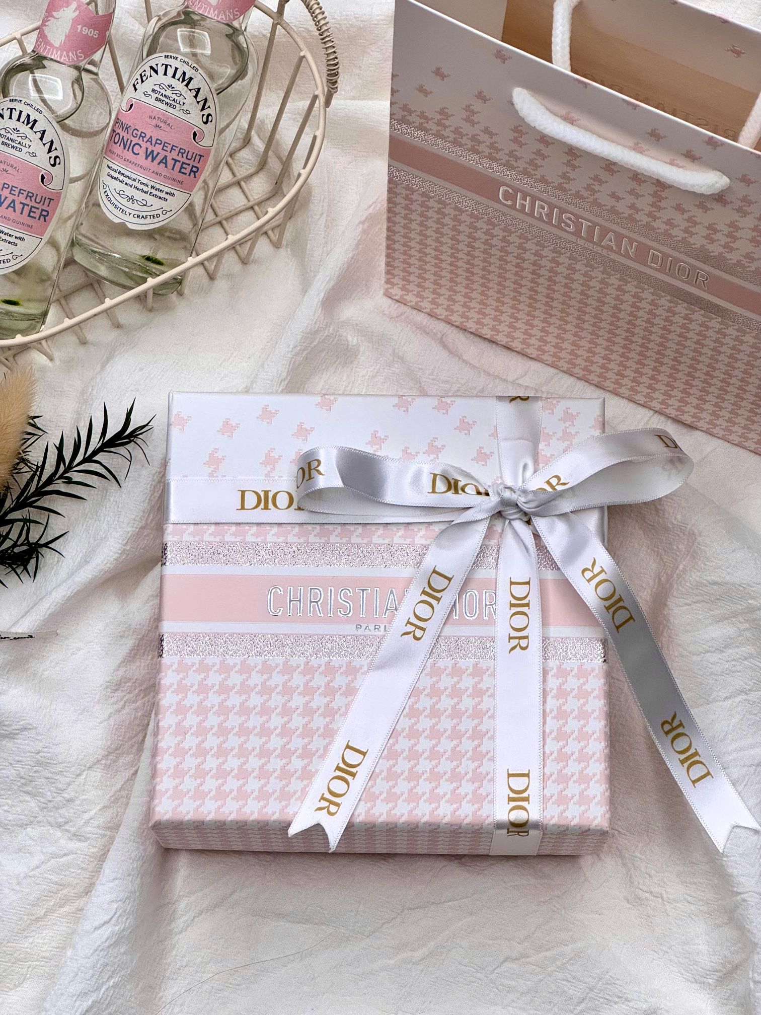 p120!专柜原单!迪奥花漾甜心礼盒版!【迪奥花漾甜心100ML加赠5ml甜心小样香水两件套礼盒】震撼业界,女人一生总得有一瓶!掌柜重磅推荐给大家!官网目前同步在售!光冲这个礼盒颜值都要抢!真的一眼上头!礼盒从外到内从内到外满满珍版细节!开盖即是惊艳,拉菲草都是带logo~ 毒家版,区别市面任意通货,咱家这是正儿八经的渠D牛货,代狗同源!手速要快!
清甜的花果香味,用一次就令人心旷神怡!毕竟这是一种初恋般之味,仿佛自己在谈一场暖意满满,纯情甜蜜的恋爱,感受着爱与被爱,每个女人心中都是有一个浪漫天真的小花园的喔,所以谁都抗拒不了花漾甜心所带来的诗意!
前调:西西里花园,橙,橙花油
中调:牡丹花,玫瑰纯香
基调:广藿香,白麝香
蝴蝶结的颈口很有仪式感,香甜的果香味闻起来就心旷神怡,持久力也超棒!后调可以持续一整天,轻柔烂漫又怡到好处的甜,像一个温柔亲和又高贵有分寸的富家小姐,多一分太腻,少一分则无趣!
闻香识女人很重要,第一瓶香水也很重要!百闻不如一见的花漾甜心,兄弟姐妹们闭眼入!
⚠️ 关于香水售后:香水都是塑封包装 只要拆封 试用过 影响到二次销售 一律不退换 介意者 慎买 敬请谅解 ❗️