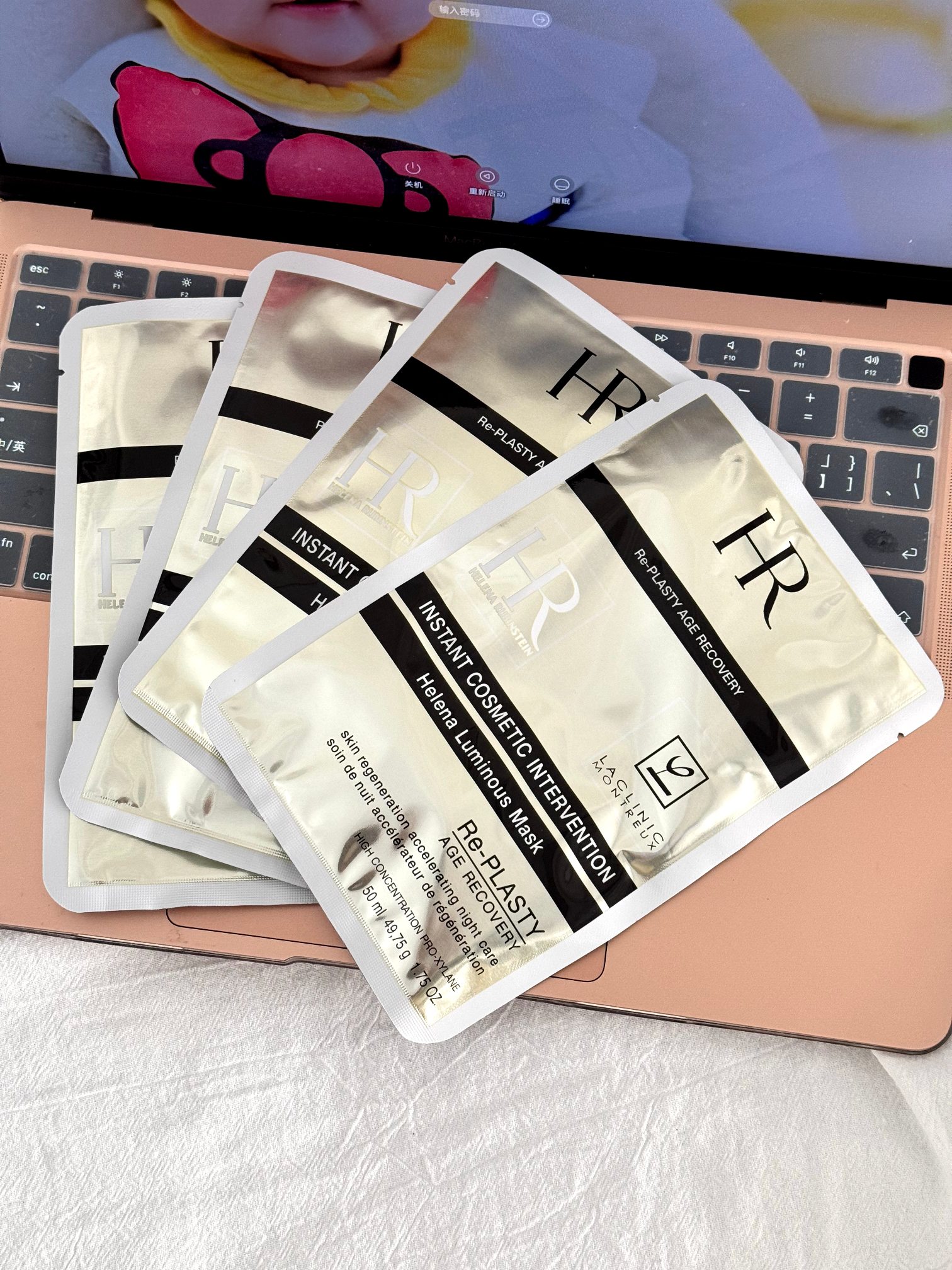 💰70!(一包10片)【HR赫莲娜黑绷带修复面膜10片装】掌柜重磅推荐给大家!正儿八经的渠D货源!买到即是赚到!每包都带独立海南免税包装袋+海口美兰机场免税店防伪贴,扫码可直接进入官网!!超值白菜价!就一批 !姐妹们!且抢且珍惜!
赫莲娜的修复面膜,打开膜布是超级薄很服站的质地,精华不是粘稠的,是那种流动性很强的水状精华,上脸瞬问感觉到清凉,整个皮肤得到了舒缓和镇静,因为膜布比较薄,加上袋子里余量的精华比较多,使用的时候可以持续把精华倒在脸上补充!
⚠️全部都是塑封包装❗️不支持拆封试用❗️塑封撕毁影响到二次销售不退不换❗️敬请谅解‼️