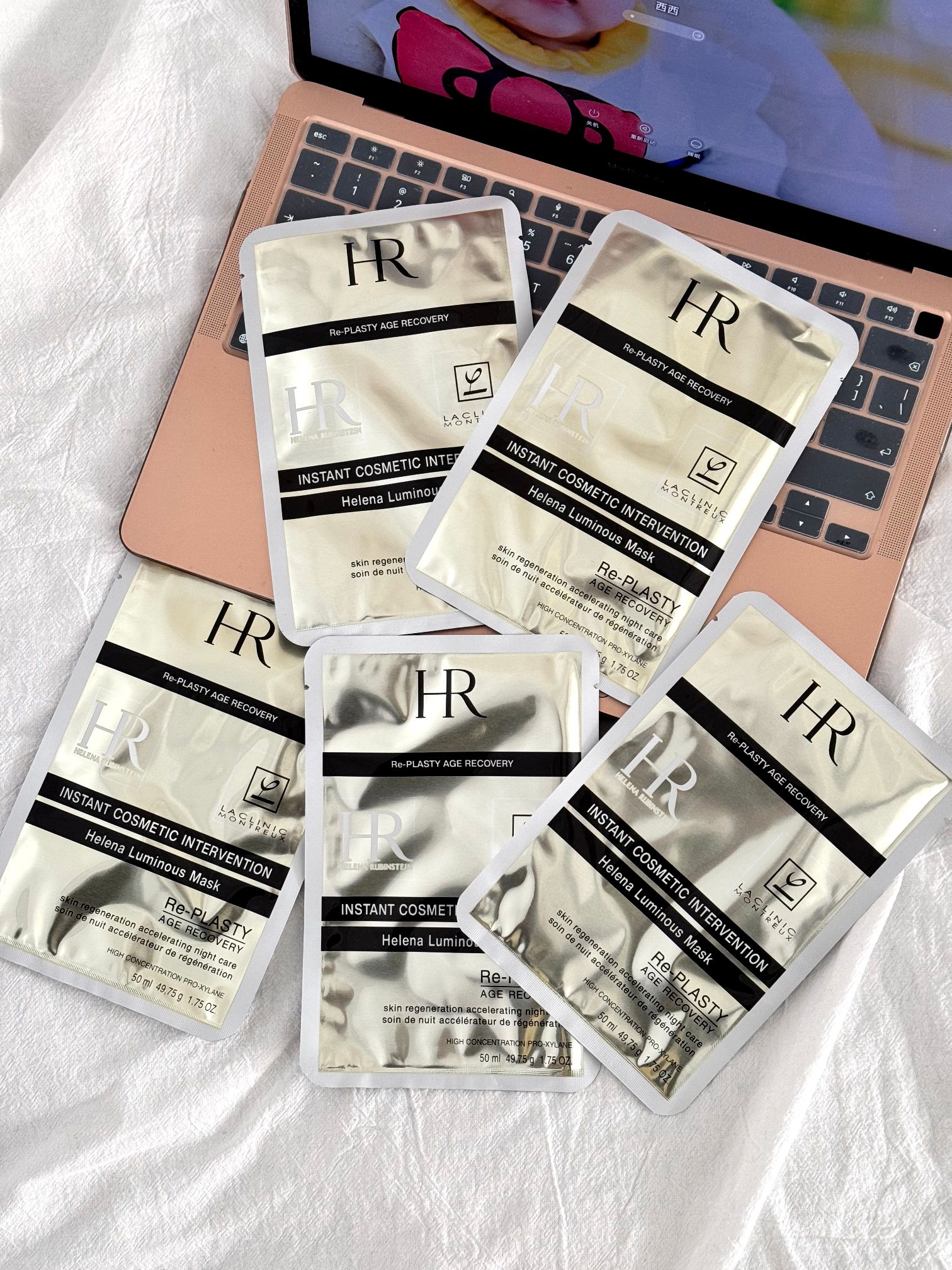 💰70!(一包10片)【HR赫莲娜黑绷带修复面膜10片装】掌柜重磅推荐给大家!正儿八经的渠D货源!买到即是赚到!每包都带独立海南免税包装袋+海口美兰机场免税店防伪贴,扫码可直接进入官网!!超值白菜价!就一批 !姐妹们!且抢且珍惜!
赫莲娜的修复面膜,打开膜布是超级薄很服站的质地,精华不是粘稠的,是那种流动性很强的水状精华,上脸瞬问感觉到清凉,整个皮肤得到了舒缓和镇静,因为膜布比较薄,加上袋子里余量的精华比较多,使用的时候可以持续把精华倒在脸上补充!
⚠️全部都是塑封包装❗️不支持拆封试用❗️塑封撕毁影响到二次销售不退不换❗️敬请谅解‼️